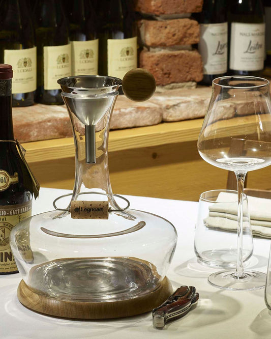 طقم ديكانتر شاتو دو جوت من ليجنوارت، مصنوع من الكريستال والبلوط، مع حامل للصباغة، وقمع، وحامل من الفلين، وصندوق خشبي