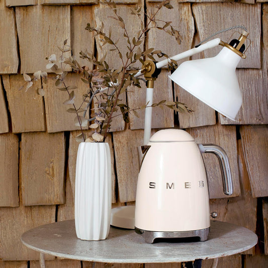 غلاية كهربائية SMEG سعة 1.7 لتر بغطاء يفتح بلطف، لون كريمي - KLF03CRUK