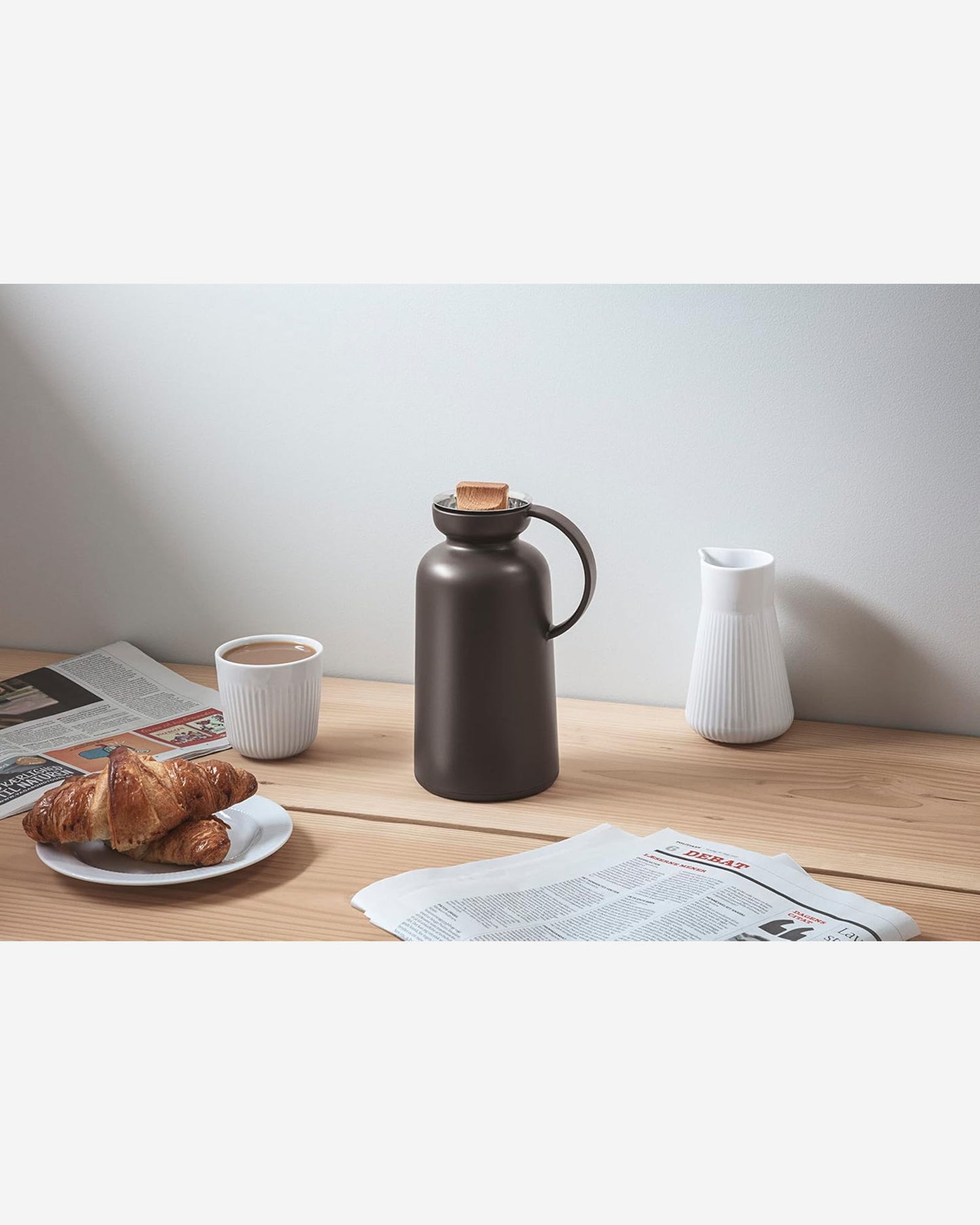 إبريق إيفا سولو 502876 سيلويت بتفريغ الهواء، سعة 1 لتر، لون شوكولاتة