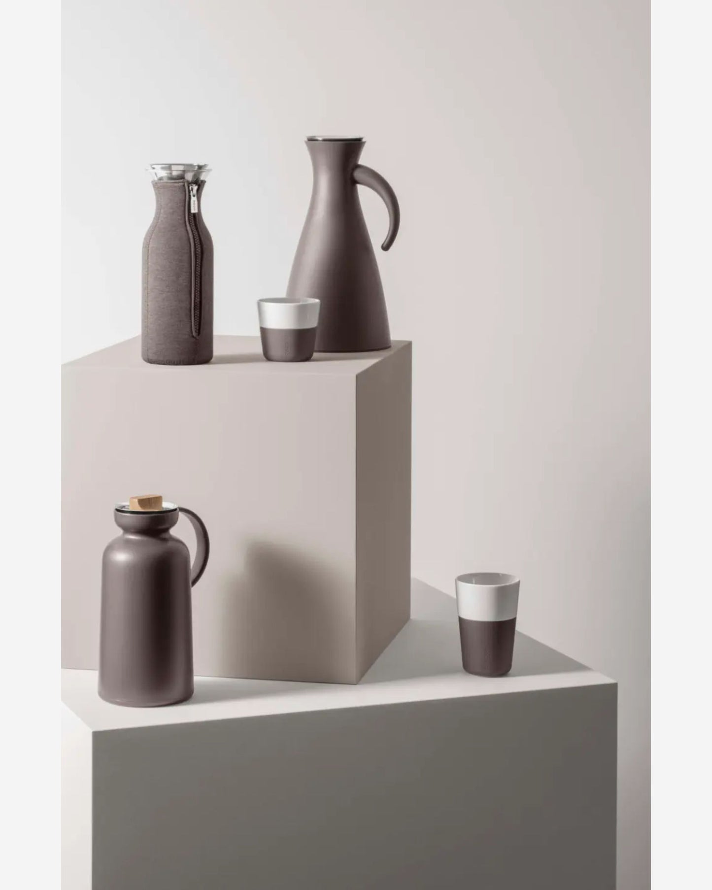 إبريق ثلاجة إيفا سولو 568001 سعة 1 لتر، لون شوكولاتة منسوج