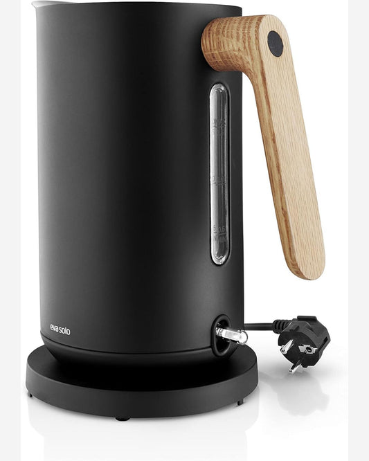 غلاية كهربائية إيفا سولو 502738 سعة 1.5 لتر، لون أسود، من إنتاج شركة نورديك كيه البريطانية.