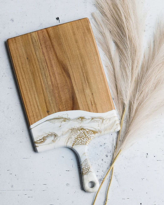 لوح خشب أكاسيا كبير الحجم من لين وليانا مع لمسات من الراتنج