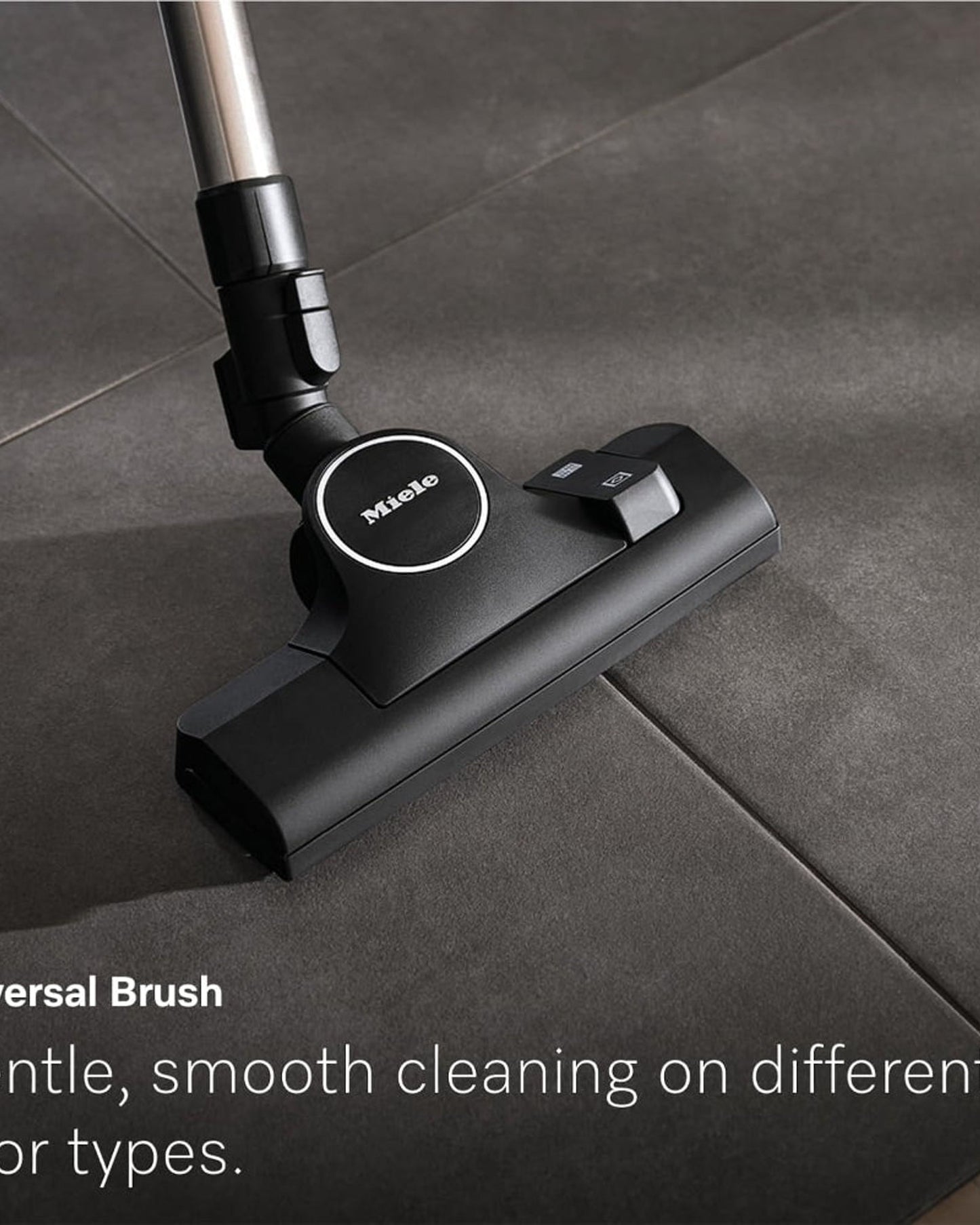 مكنسة كهربائية أسطوانية Miele Guard L1 للقطط والكلاب مزودة بفلتر AirClean النشط لتقليل الروائح، ورأسي أرضيتين TurboTeQ وAllTeQ، وشاشة LED، باللون الأسود البركاني