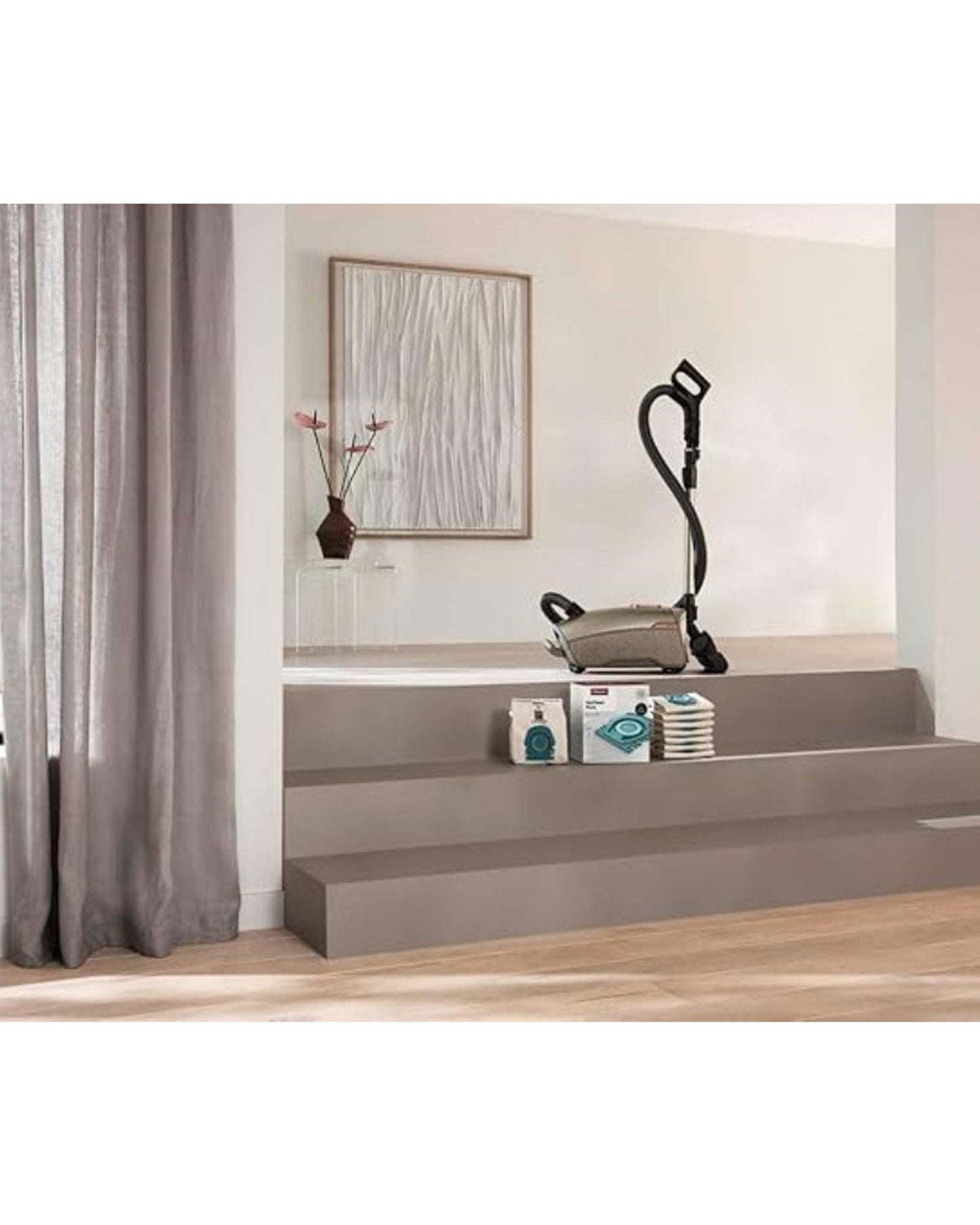 أكياس غبار Miele HyClean Pure TU للمكنسة الكهربائية لجميع طرازات Miele Guard L1 وGuard S1، عبوة XL مكونة من 8 أكياس غبار و2 فلتر عادم AirClean