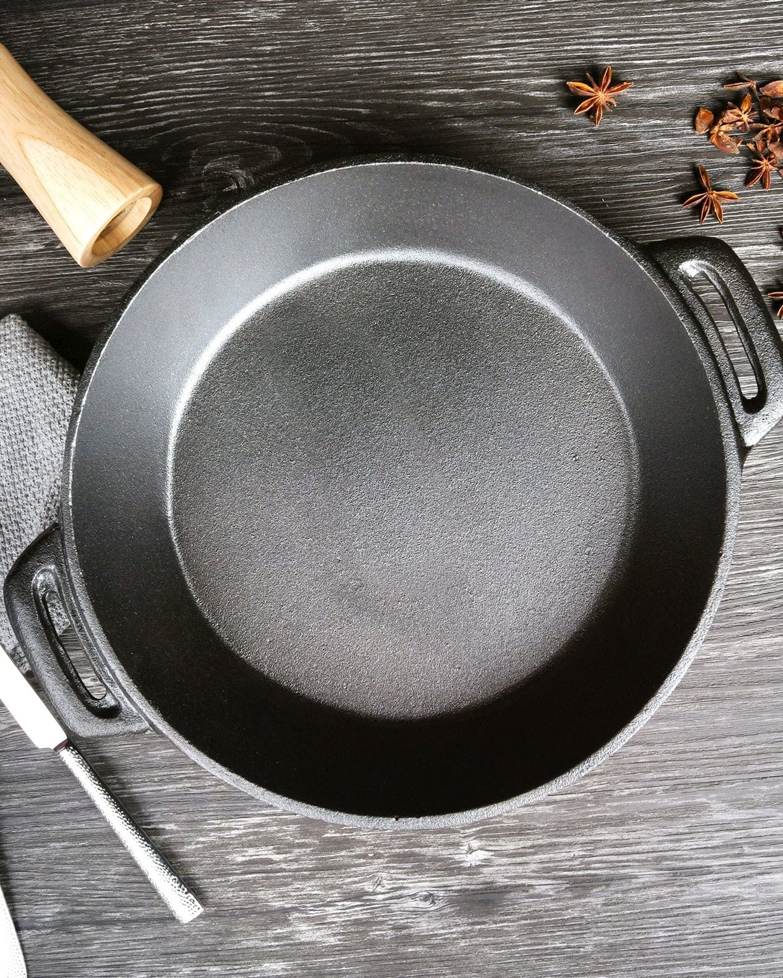 طاجن فيسمان الضحل من الحديد الزهر الأسود 7 × 30 سم