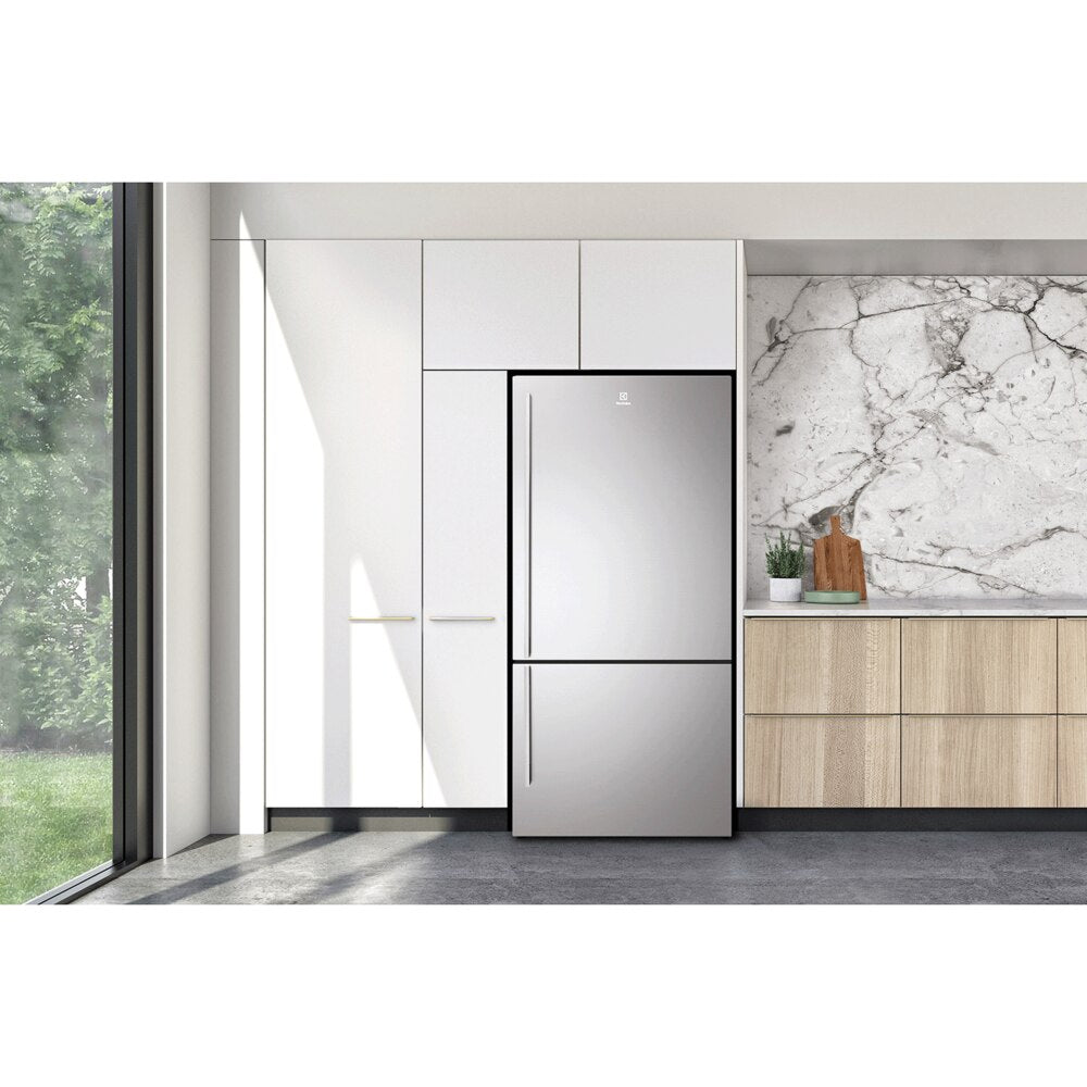 ثلاجة إلكترولوكس سعة 496 لترًا بفريزر سفلي