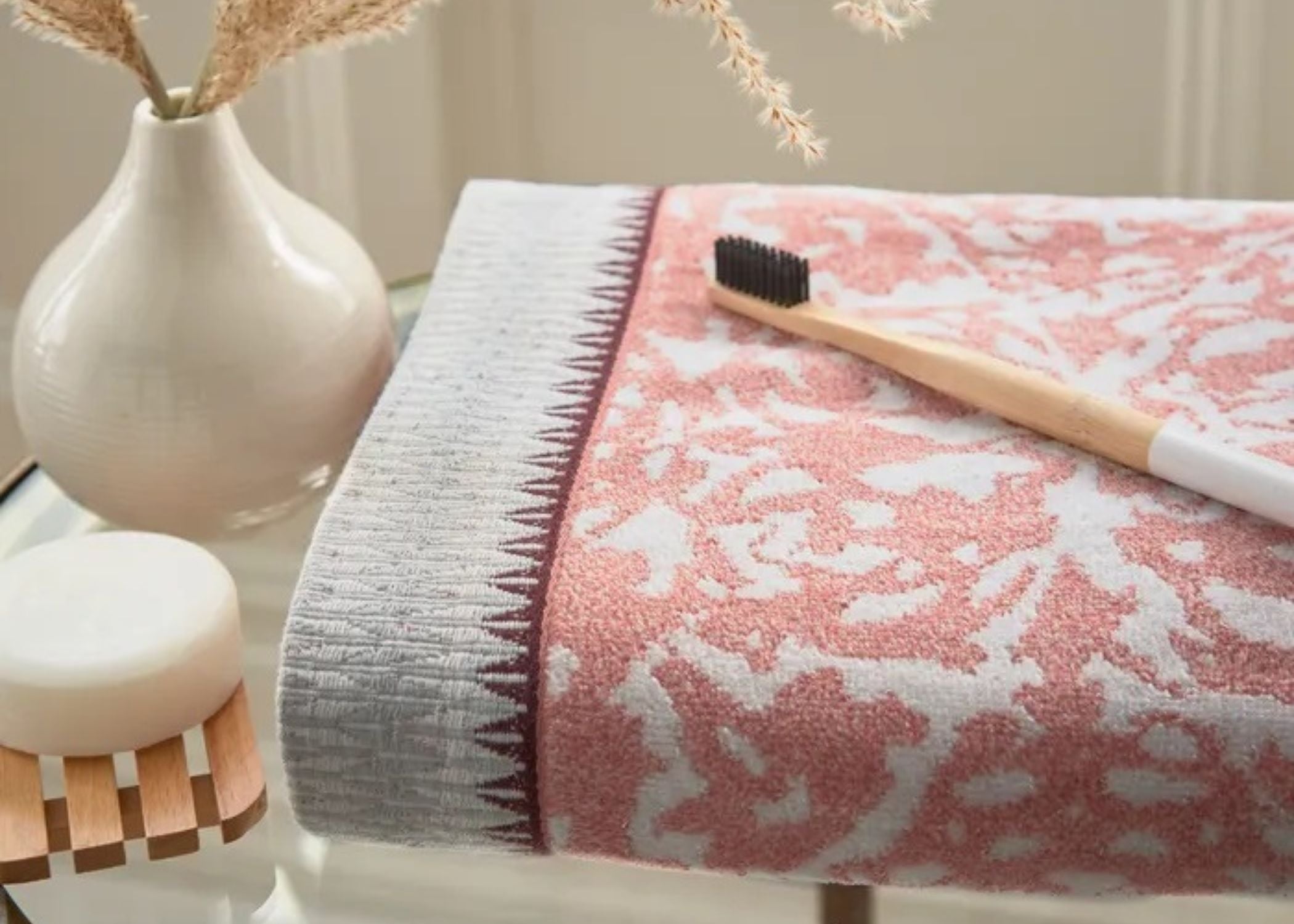 مناشف حمام "سيلينا" من بيدك أوف بلفاست باللون المرجاني