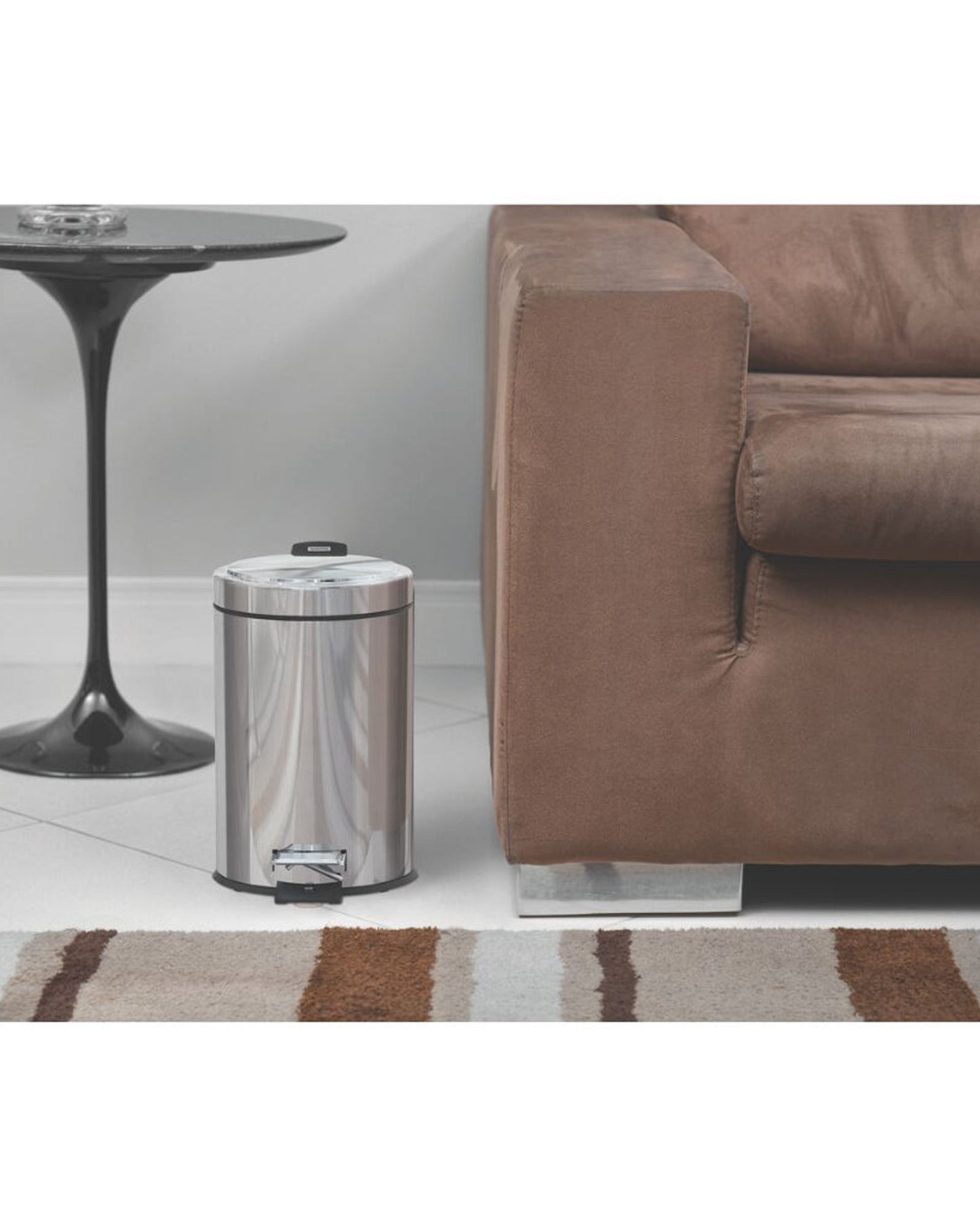 سلة مهملات ترامونتينا البرازيلية المصنوعة من الفولاذ المقاوم للصدأ سعة 5 لترات، مزودة بدواسة وسطح مصقول ودلو داخلي.