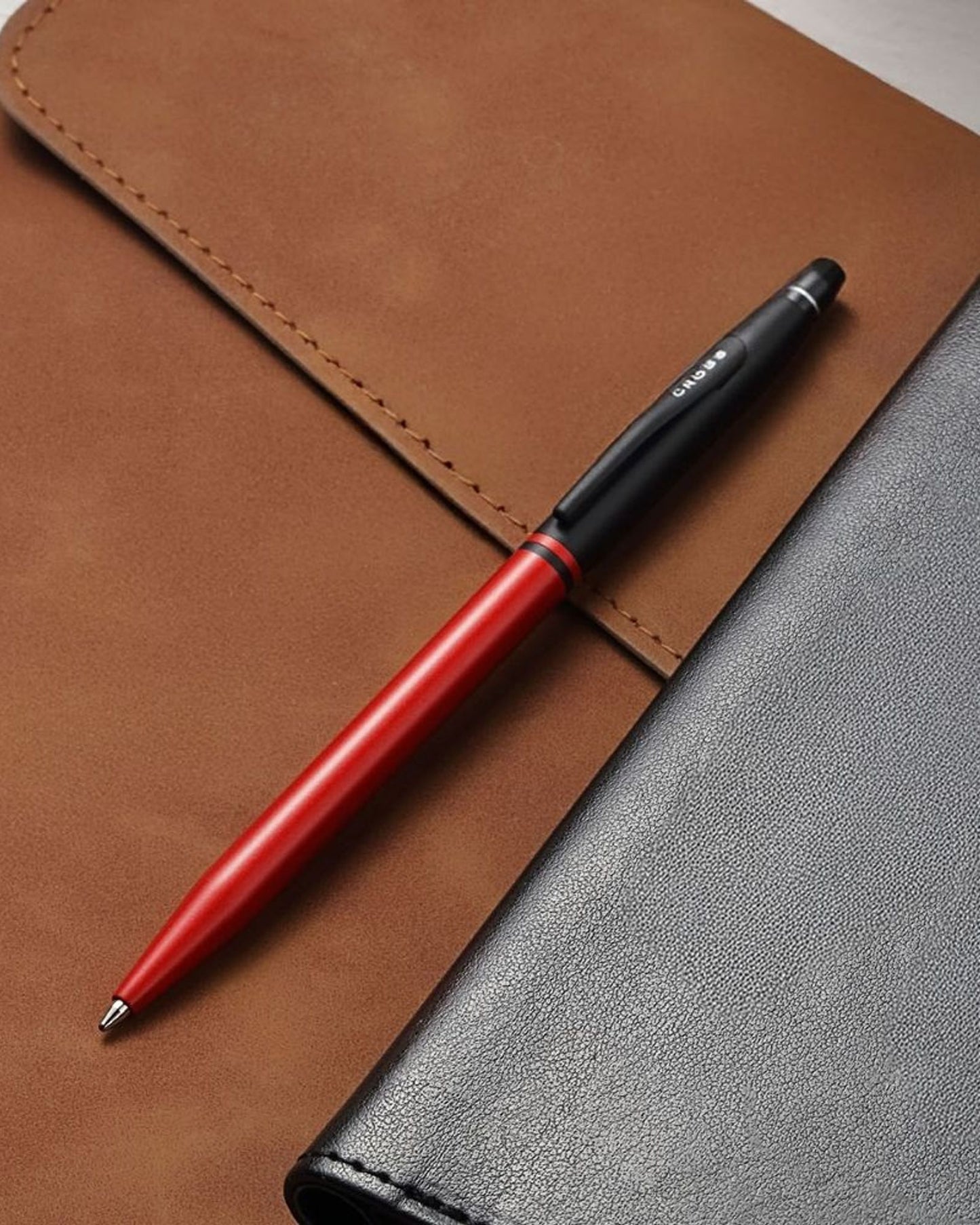 قلم حبر جاف كروس كليك™ تاكسيدو ساتان معدني أحمر AT0622-125