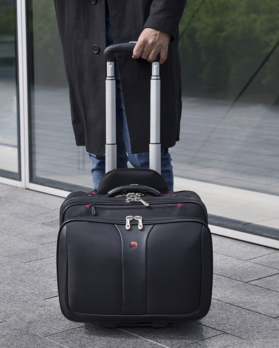 طقم أعمال وينجر باتريوت من قطعتين مع بكرة كومب-يو وحقيبة كمبيوتر محمول مقاس 15.6 بوصة - 600662