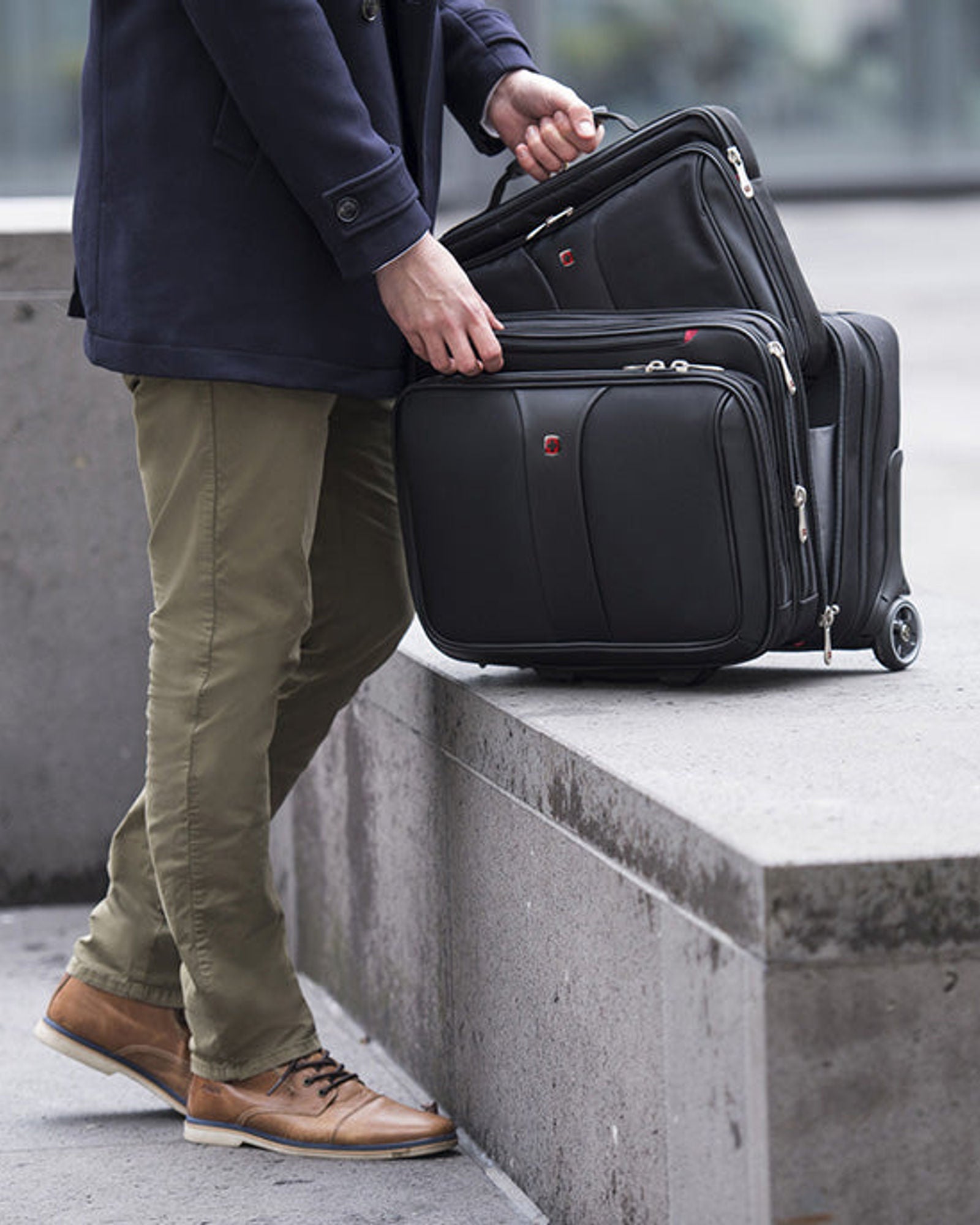 طقم أعمال وينجر باتريوت من قطعتين مع بكرة كومب-يو وحقيبة كمبيوتر محمول مقاس 15.6 بوصة - 600662