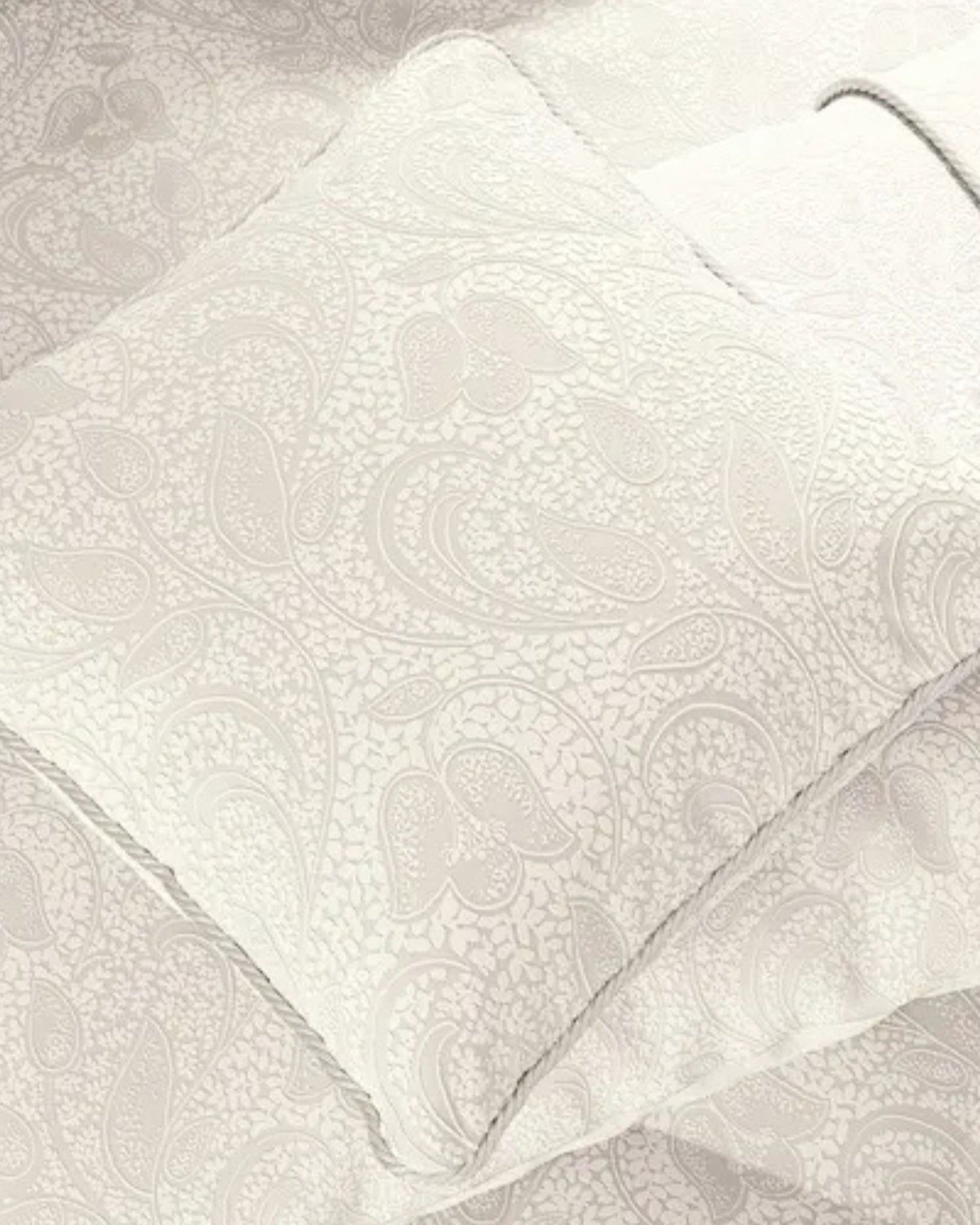 غطاء لحاف "أشلي" وغطاء وسادة أكسفورد من Bedeck of Belfast من الكشمير