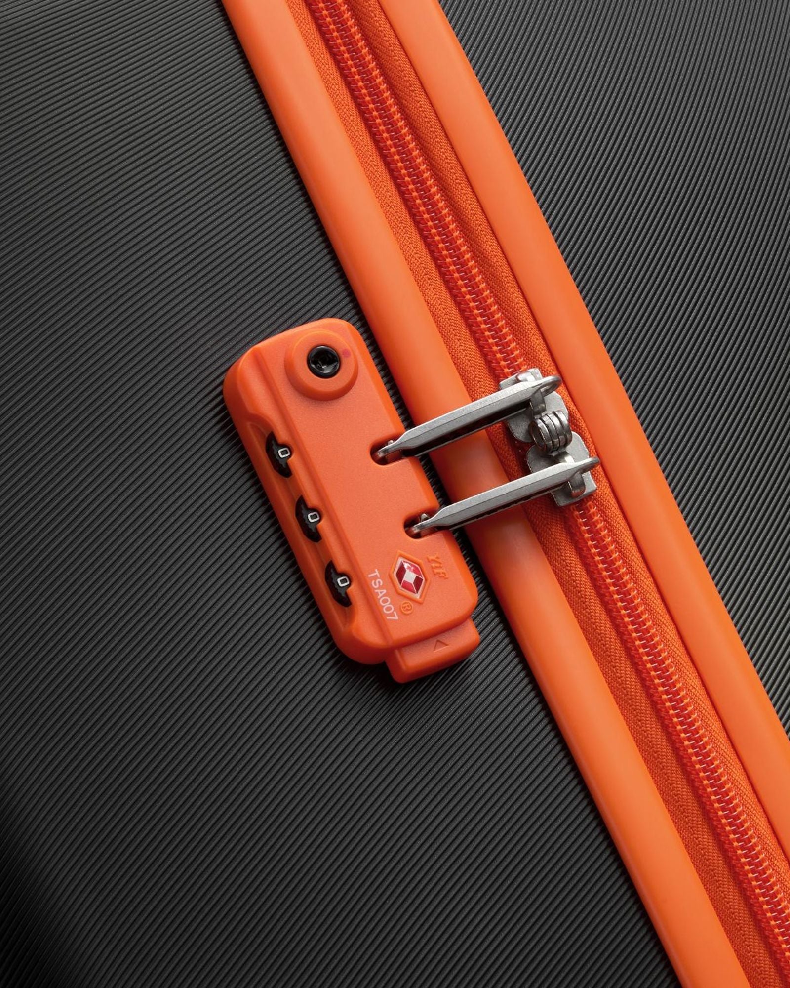 عربة أمتعة UCOB Fabrica 4 ذات العجلات المزدوجة والغطاء الصلب غير القابل للتمدد