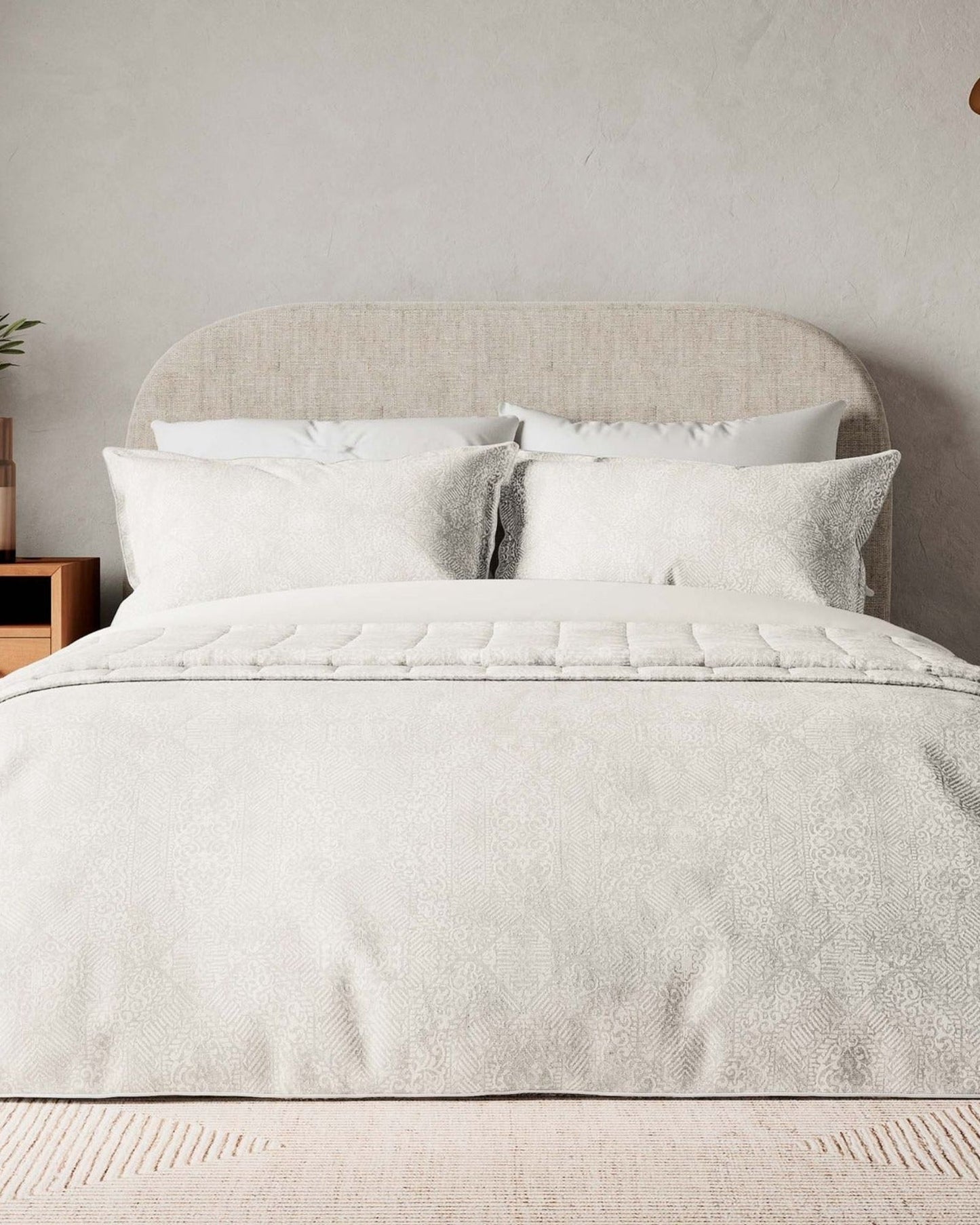 غطاء لحاف "إيتانا" من Bedeck of Belfast باللون الأبيض