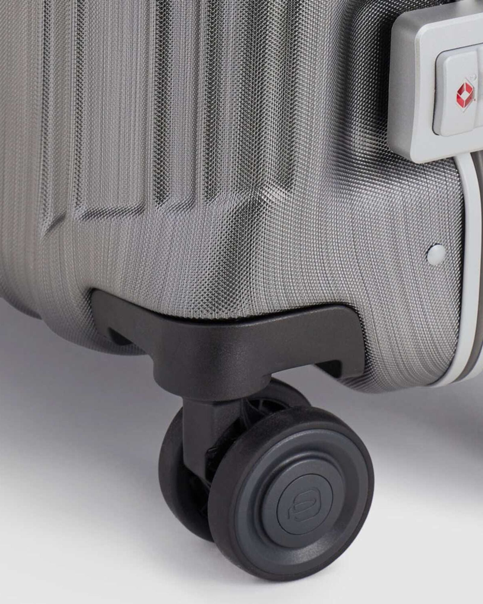 حقيبة أمتعة بيكوادرو بي كيو إل إم بإطار ٥٥ سم، فائقة النحافة، متينة، لون أسود/بني فاتح - Bv4425Pqlm/Ncu