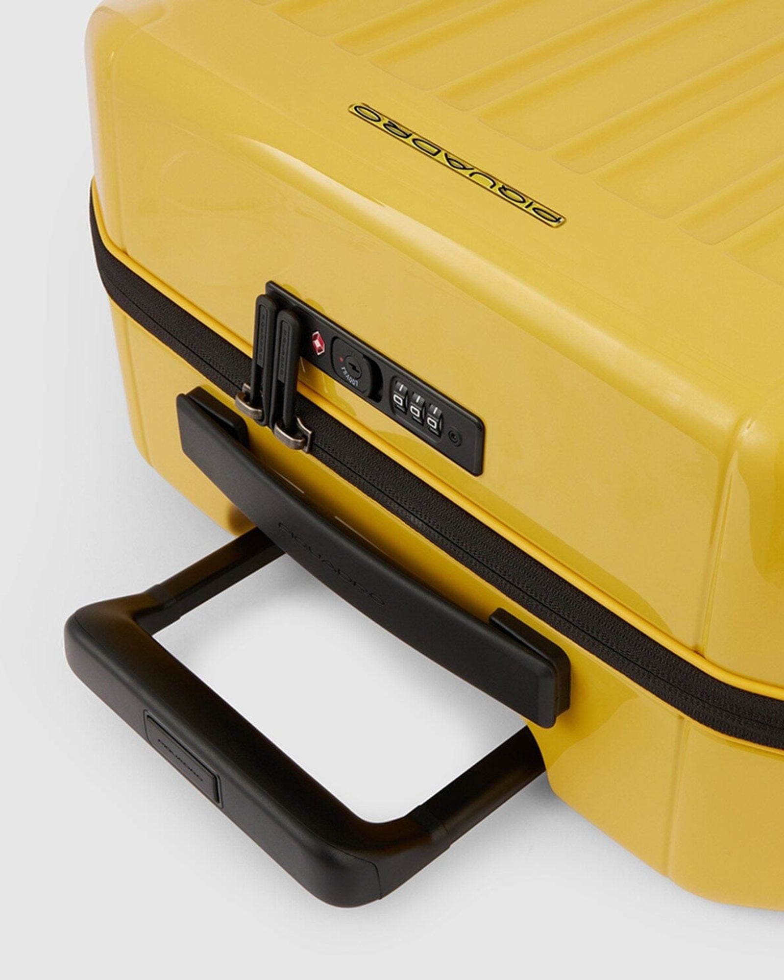 حقيبة بيكوادرو بي كيو لايت فائقة النحافة، 55 سم، حقيبة صلبة، 4 عجلات مزدوجة، لون أصفر - Bv4425Pqls2/G2