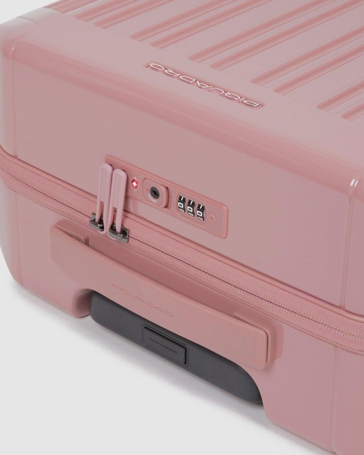 حقيبة بيكوادرو بي كيو لايت فائقة النحافة، 55 سم، حقيبة صلبة بأربع عجلات مزدوجة، لون وردي - Bv4425Pql/Ro