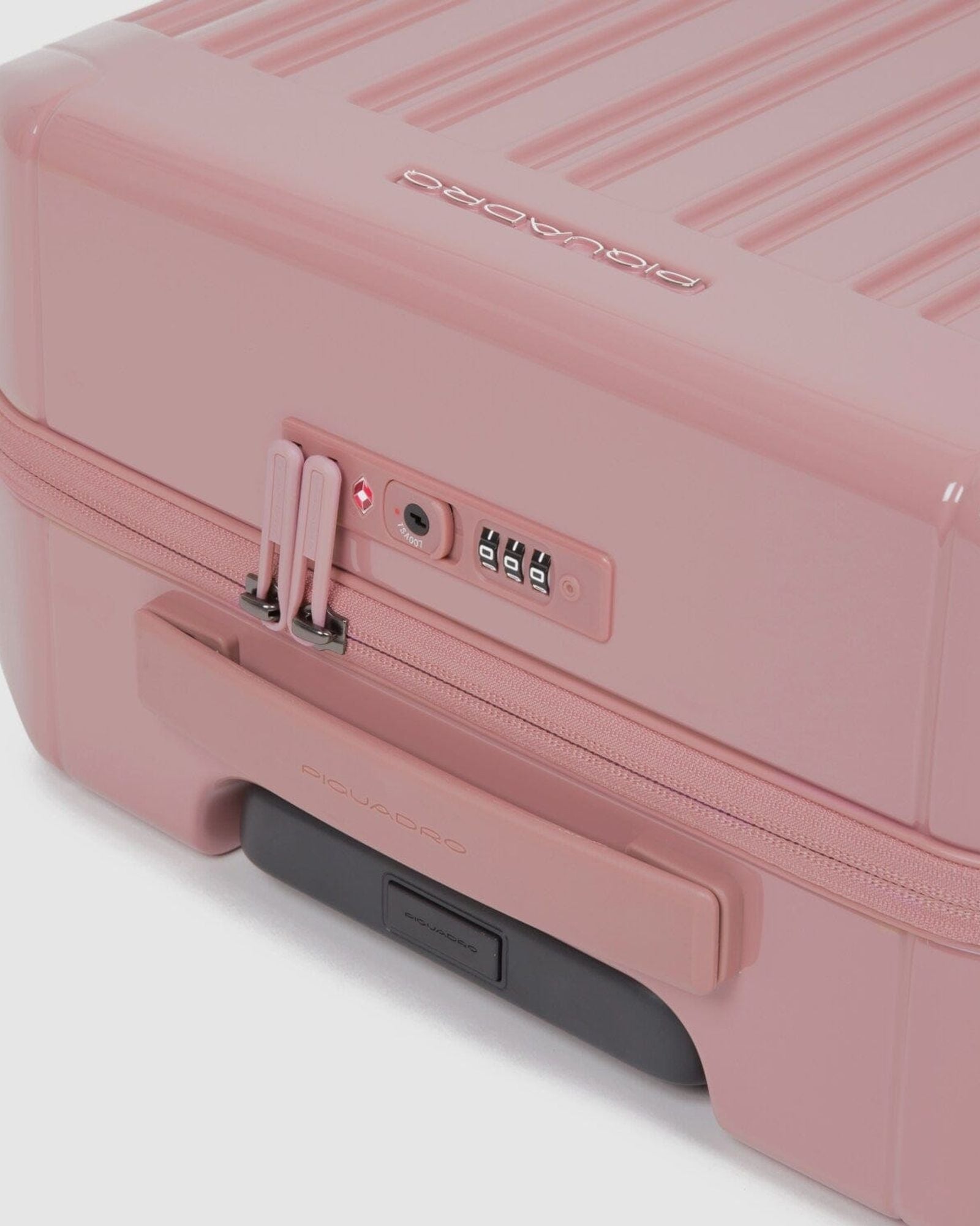 حقيبة بيكوادرو بي كيو لايت فائقة النحافة، 55 سم، حقيبة صلبة بأربع عجلات مزدوجة، لون وردي - Bv4425Pql/Ro
