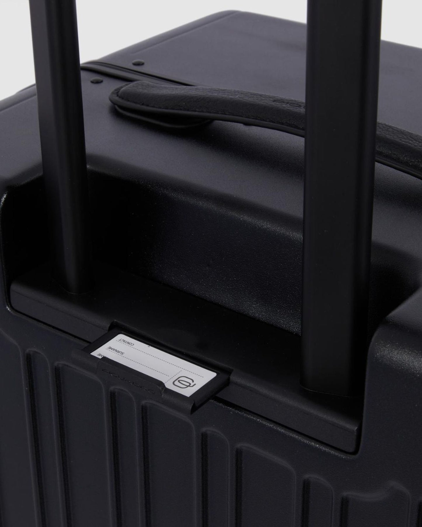 Piquadro Pqlm - دوارة صلبة متوسطة الحجم باللون الأسود غير اللامع