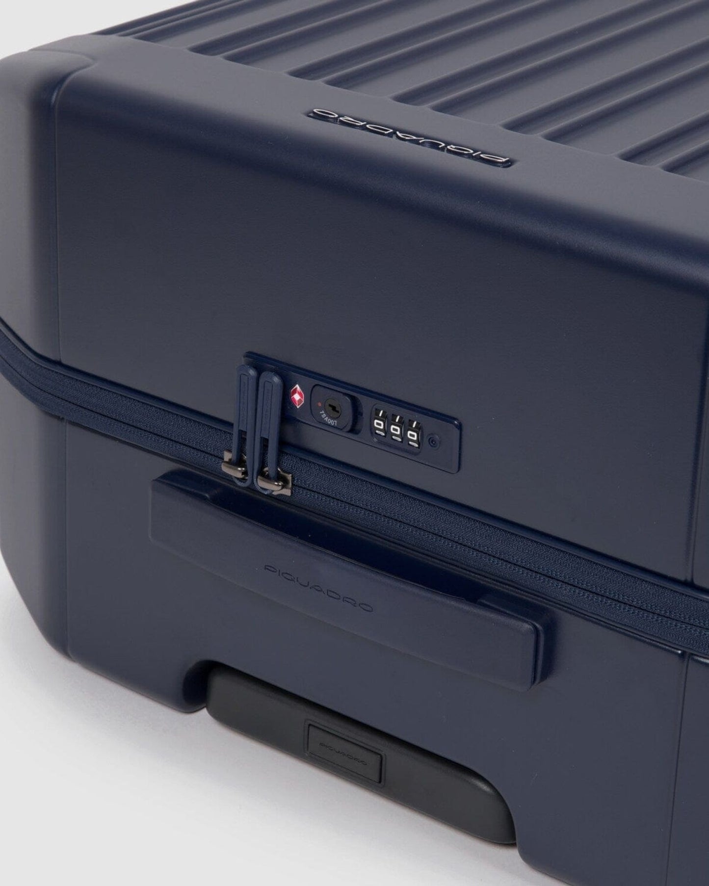 حقيبة بيكوادرو بي كيو لايت متوسطة الحجم، 69 سم، صلبة، 4 عجلات مزدوجة، لون أزرق مطفي - Bv4427Pql/Bluo