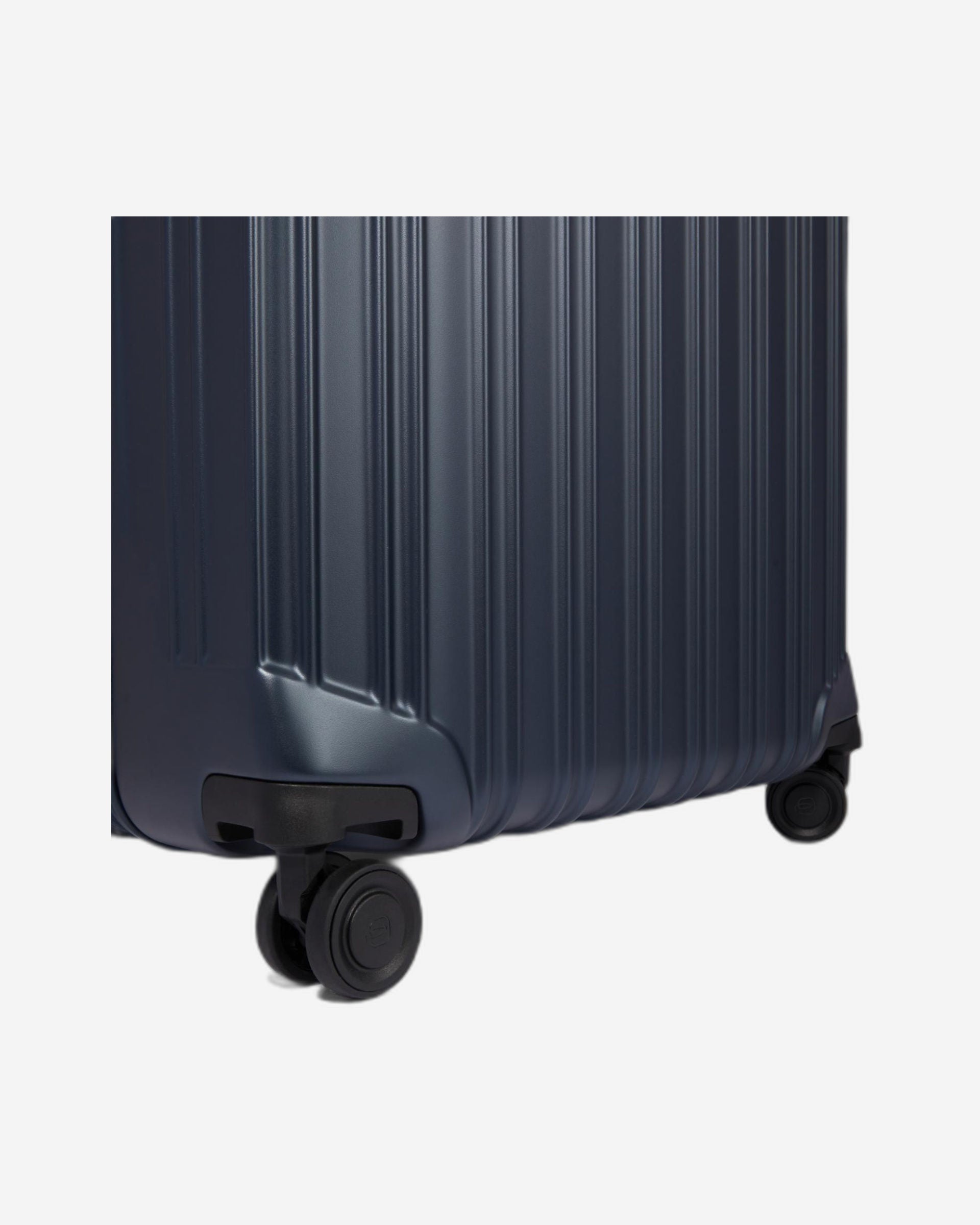 عربة بيكوادرو بي كيو لايت متوسطة الحجم قابلة للتمدد بأربع عجلات من البولي كربونات باللون الأزرق غير اللامع