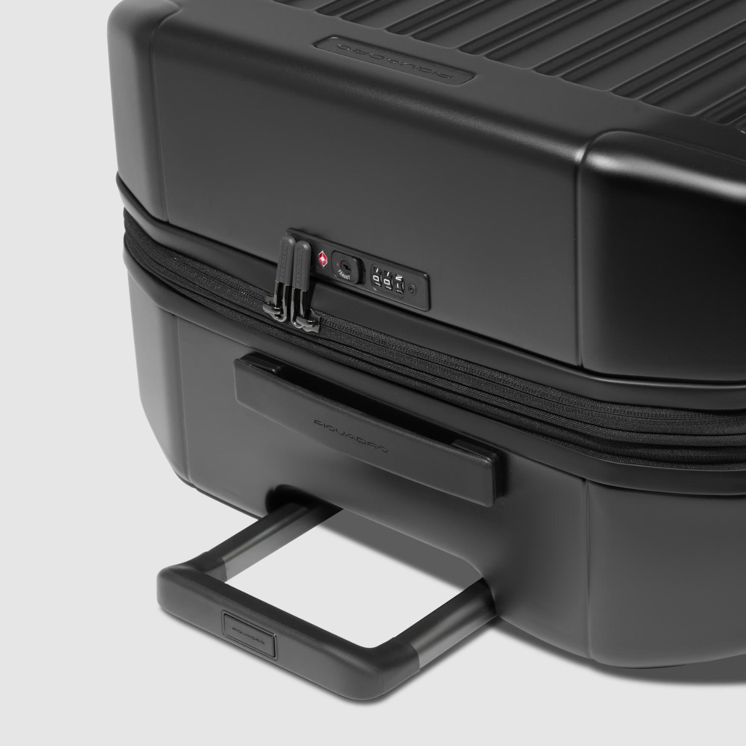 عربة بيكوادرو بي كيو لايت كبيرة الحجم قابلة للتمدد بأربع عجلات من البولي كربونات باللون الأسود غير اللامع