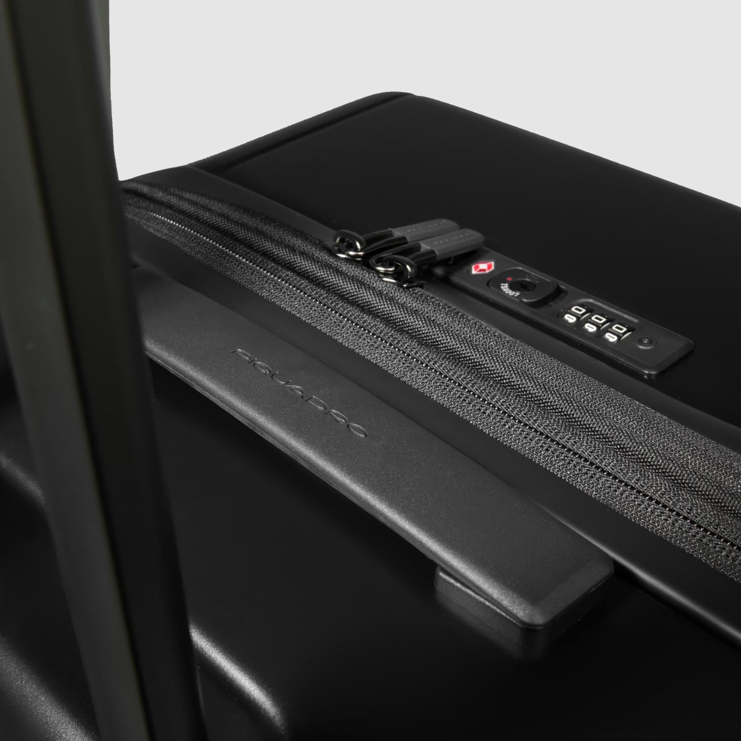 عربة بيكوادرو بي كيو لايت كبيرة الحجم قابلة للتمدد بأربع عجلات من البولي كربونات باللون الأسود غير اللامع