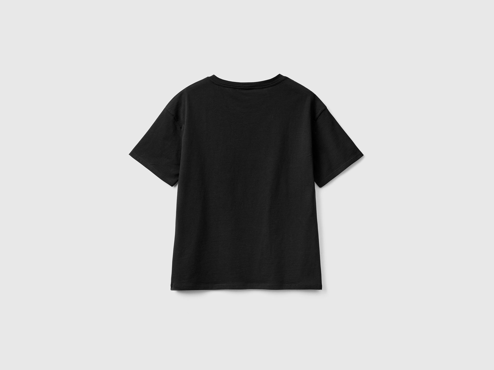 تي شيرت بأكمام قصيرة مصنوع من القطن بنسبة 100%