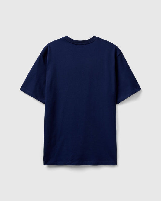 تي شيرت مطبوع عليه شعار