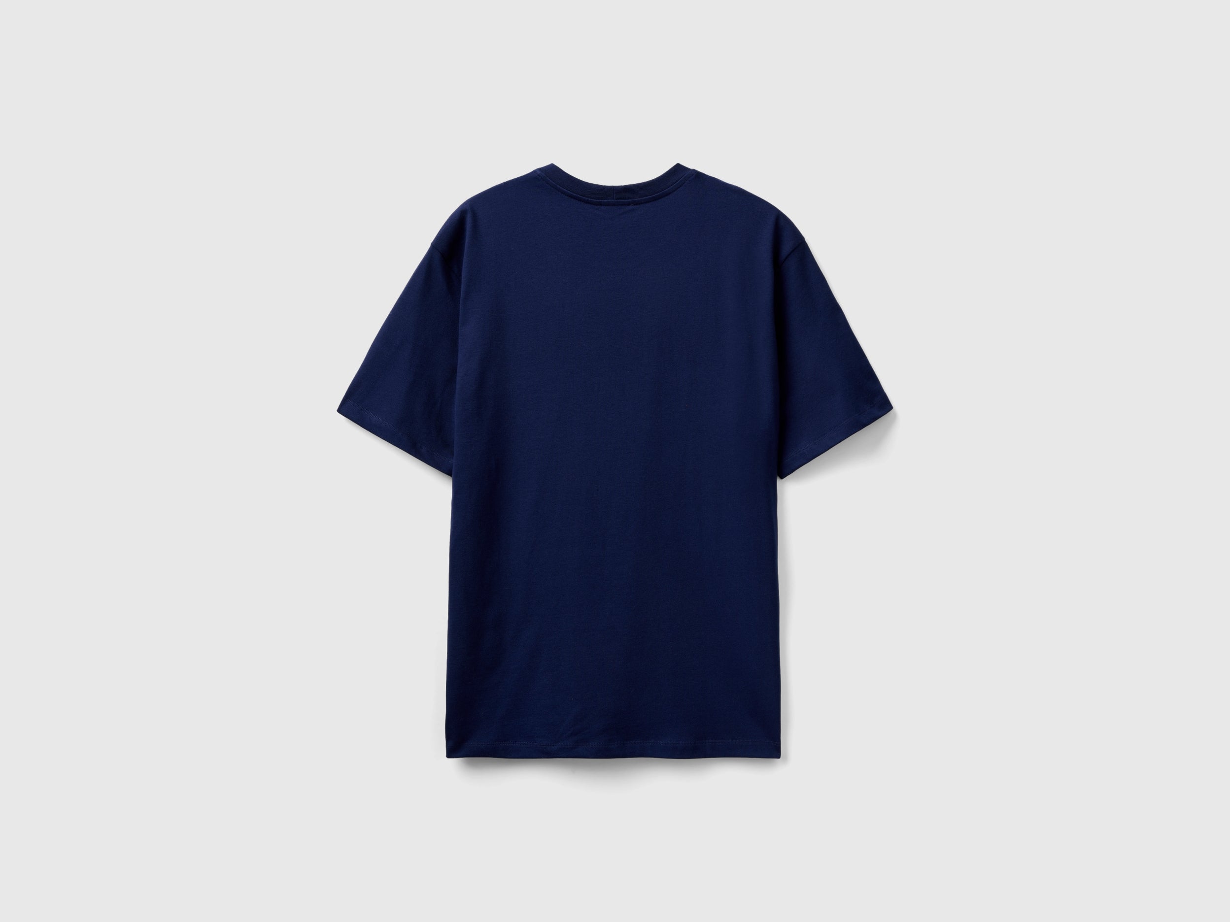 تي شيرت مطبوع عليه شعار