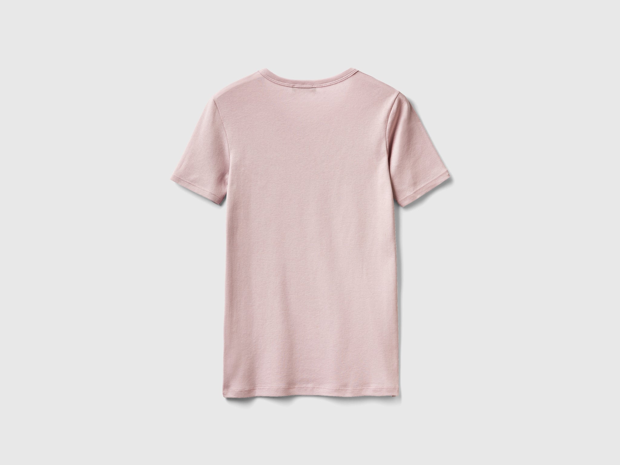 تي شيرت مصنوع من القطن بنسبة 100% مع شعار مطبوع لامع