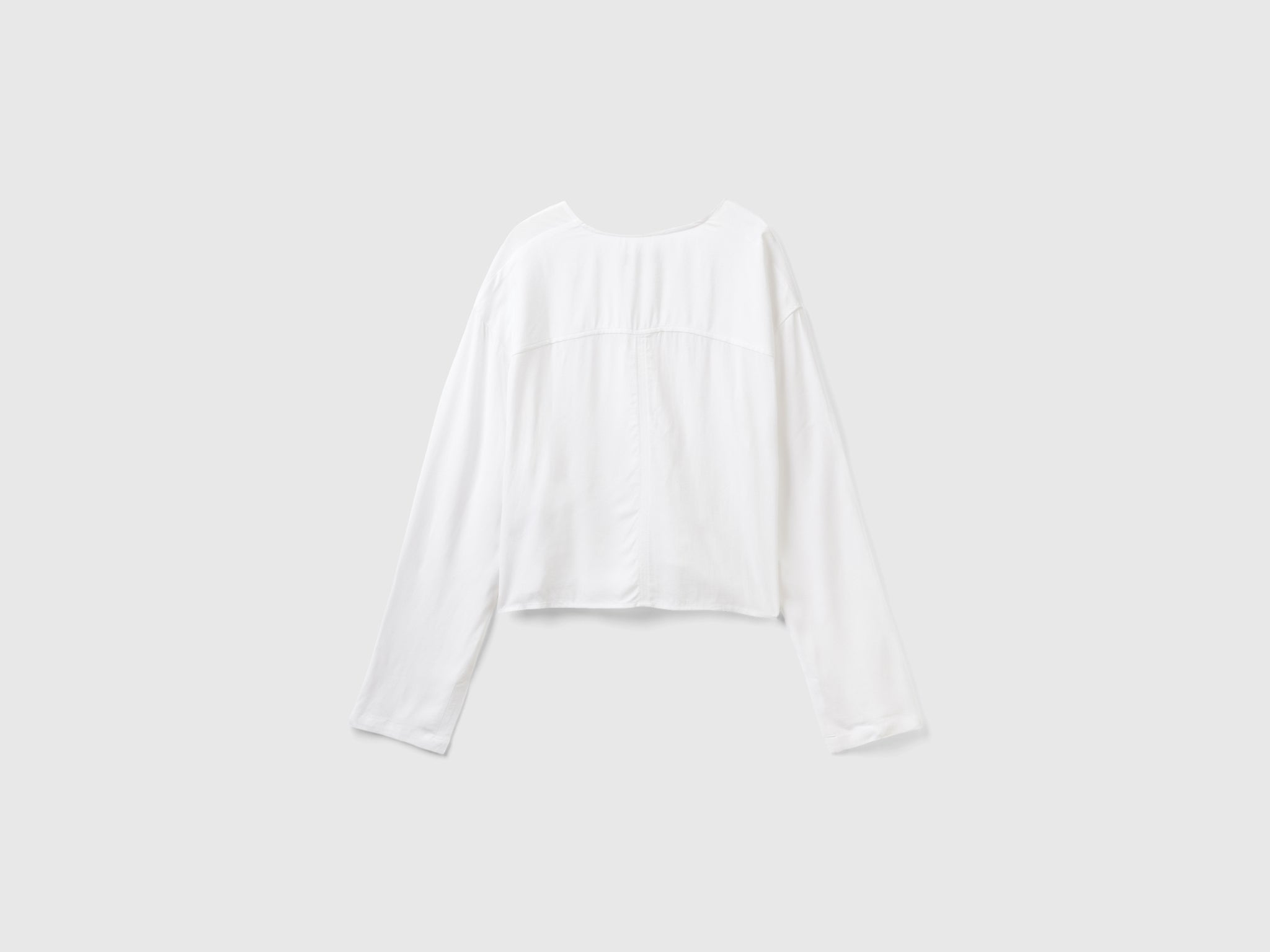 بلوزة برقبة على شكل حرف V