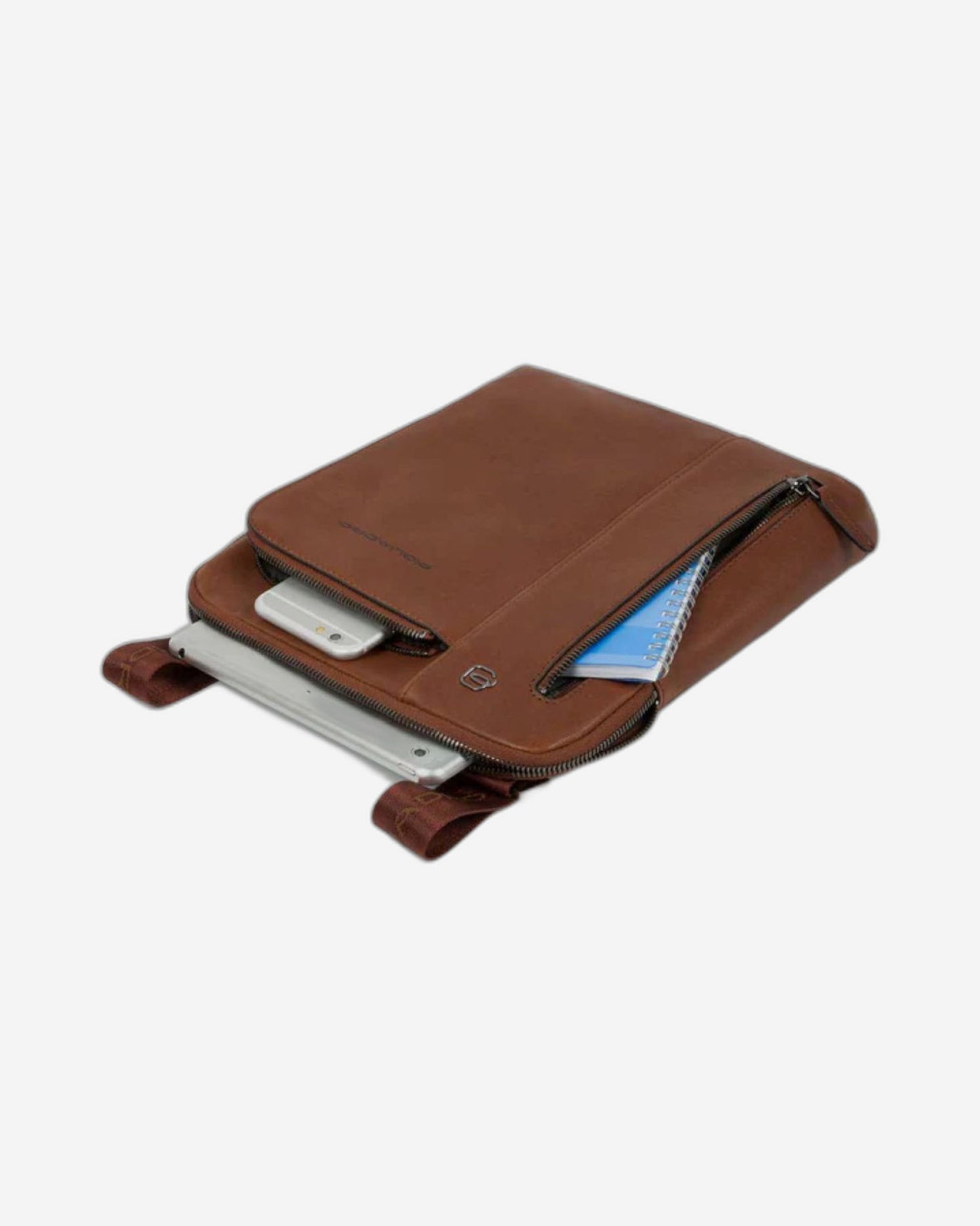 حقيبة كتف رجالية مربعة سوداء من بيكوادرو، مناسبة لأجهزة آيباد إير/برو 9.7 بوصة، لون تبغ CA1816B3/CU