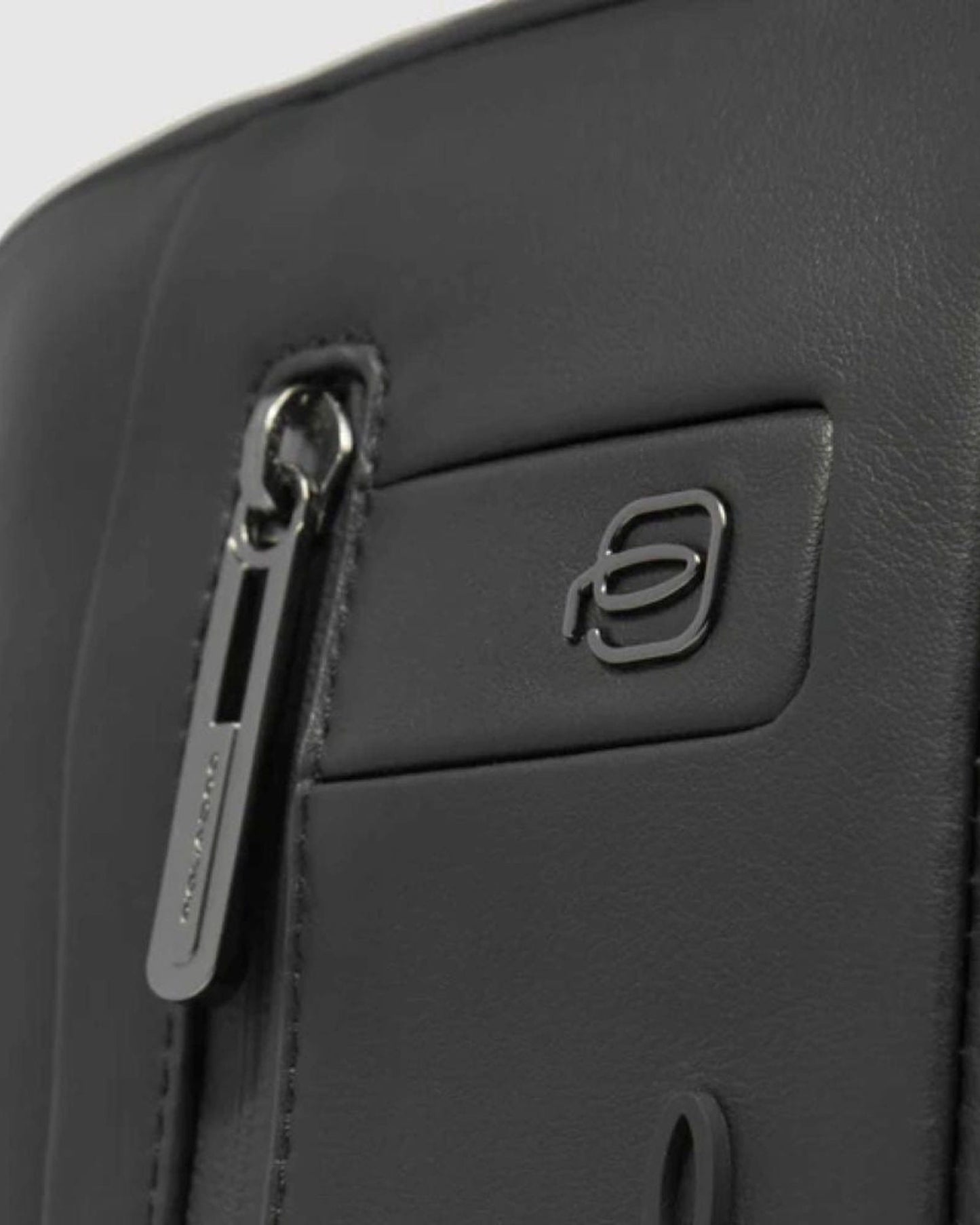حقيبة كروسبودي Piquadro Urban لجهاز iPad مقاس 10.5 بوصة/9.7 بوصة
