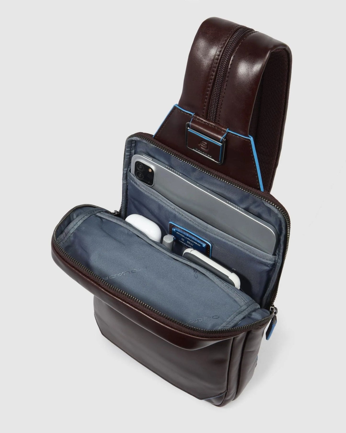 حقيبة حبال جلدية قابلة للتحويل بتصميم Blue Square RFID من Piquadro، لون ماهوجني