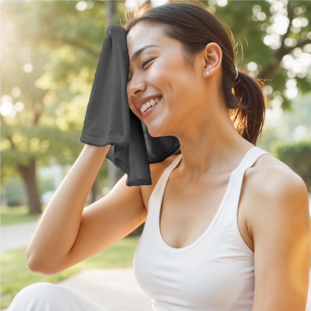 طقم مناشف قطنية فاخرة من كوتون هوم، مكون من 8 قطع: 4 مناشف للوجه (30×30 سم)، منشفتان لليدين (40×70 سم)، منشفتان للاستحمام (70×140 سم)، وزن 600 غرام/متر مربع، سريع الجفاف ومتين.