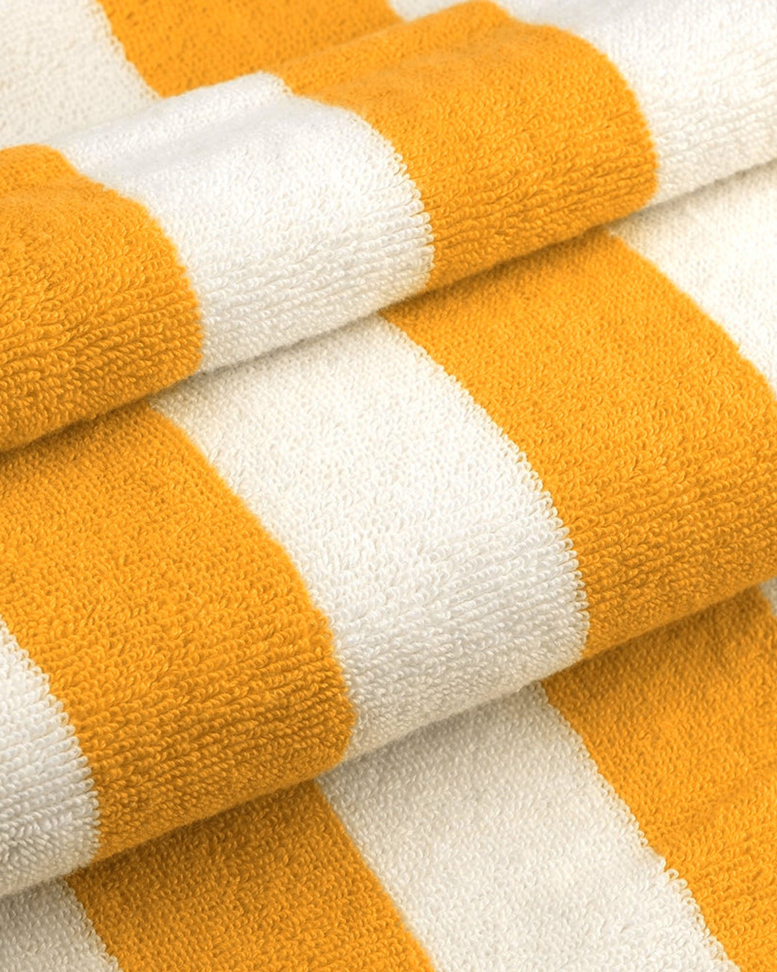 منشفة حمام سباحة مخططة من القطن 100% باللون الأصفر