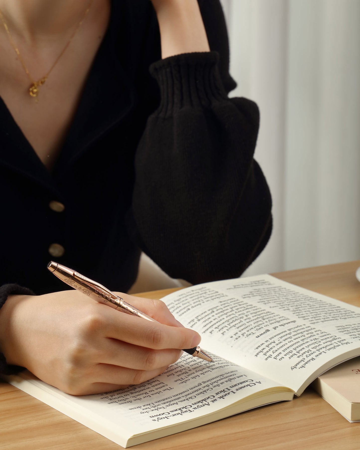 قلم حبر متدحرج باللون الوردي الذهبي مزين بأزهار الكرز – طراز سينشري II من كروس