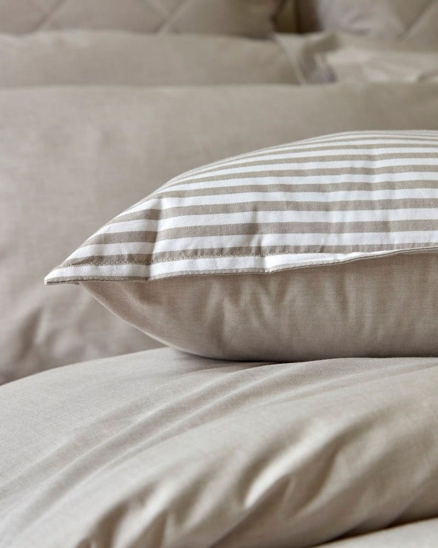 طقم أغطية لحاف كريستي "ستورنواي شامبراي" باللون الحجري (بيج)