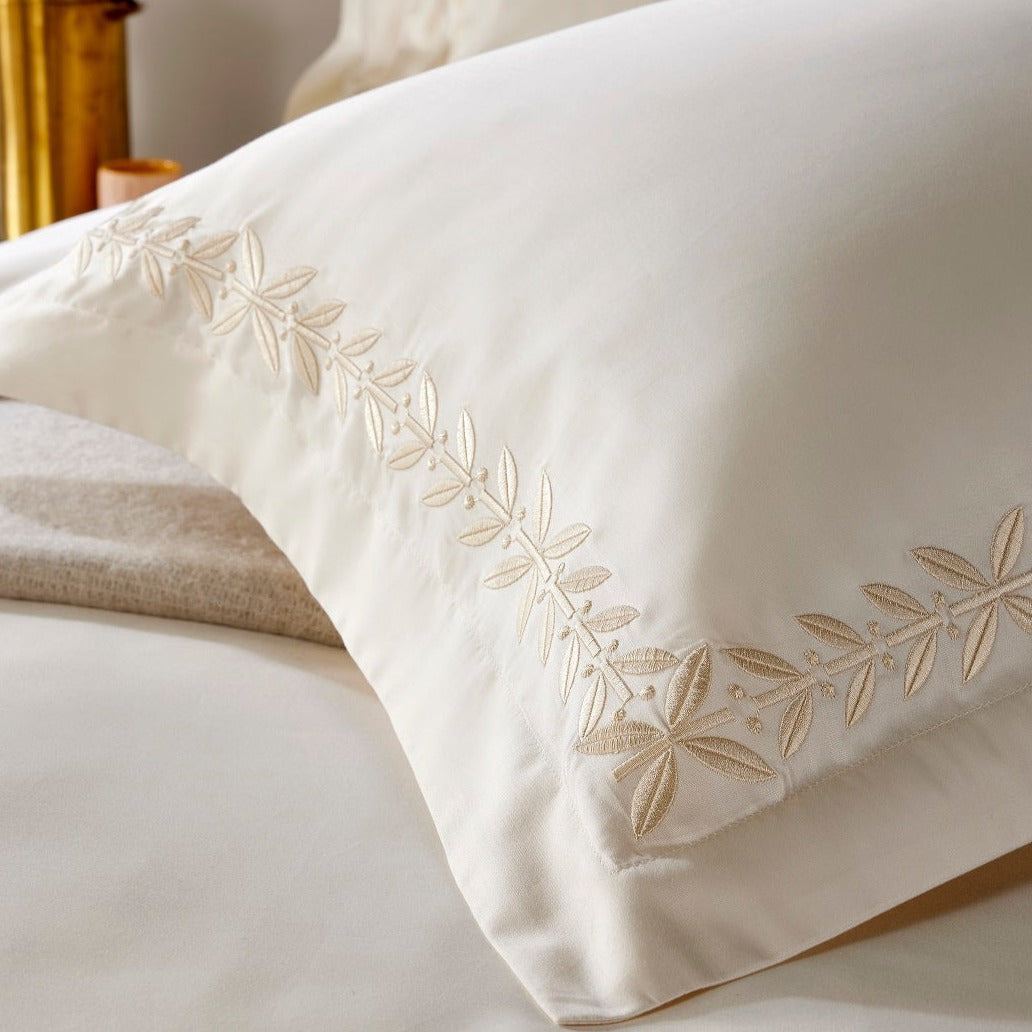 أغطية سرير كريستي "كلارندون" 300TC مطرزة بأوراق الشجر باللون الكريمي