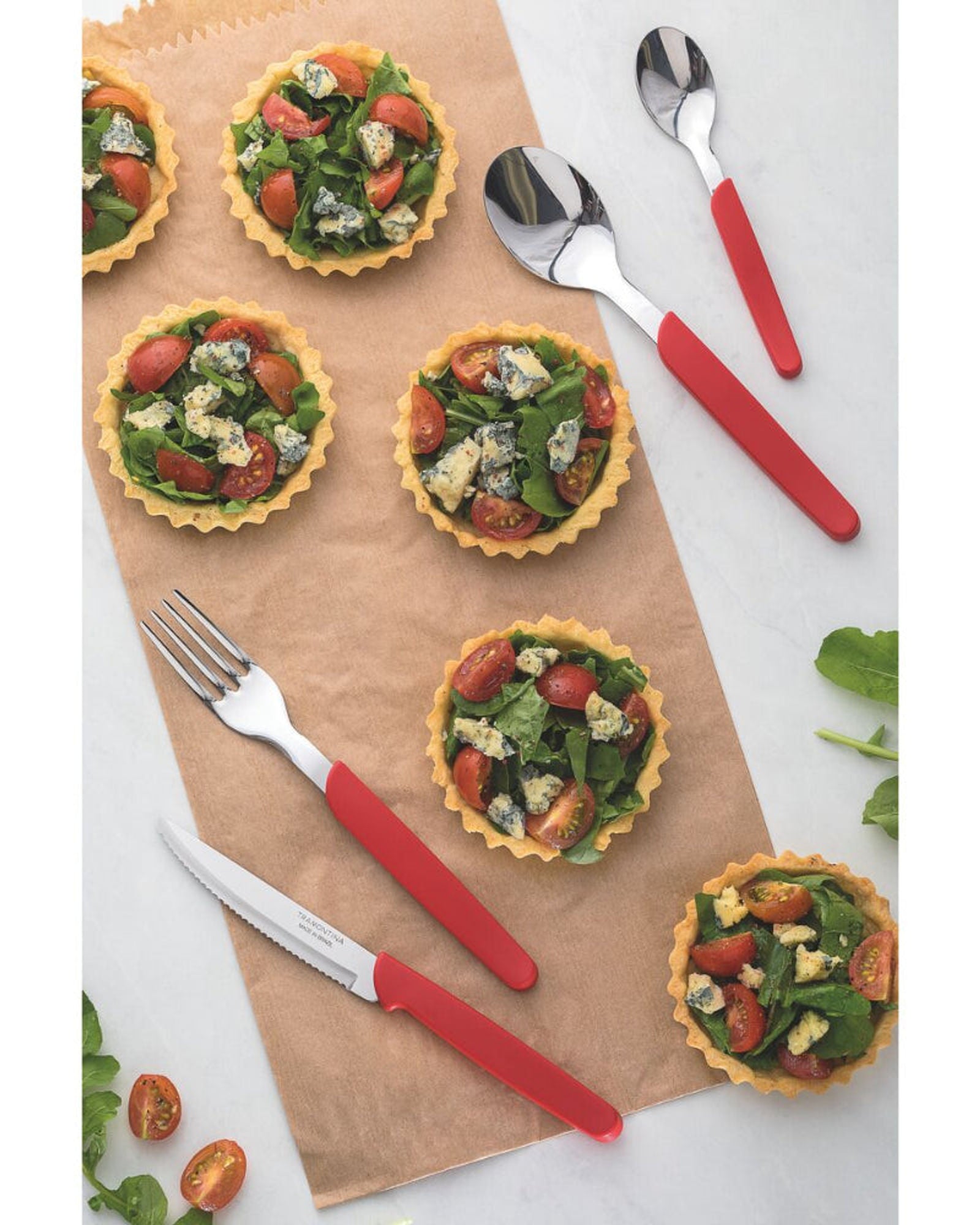 ترامونتينا منذ عام 1911، صنع في البرازيل، طقم أدوات مائدة ترامونتينا كارميل بشفرات من الفولاذ المقاوم للصدأ ومقابض من البولي بروبيلين بلون قرمزي متوسط، مجموعة من 24 قطعة