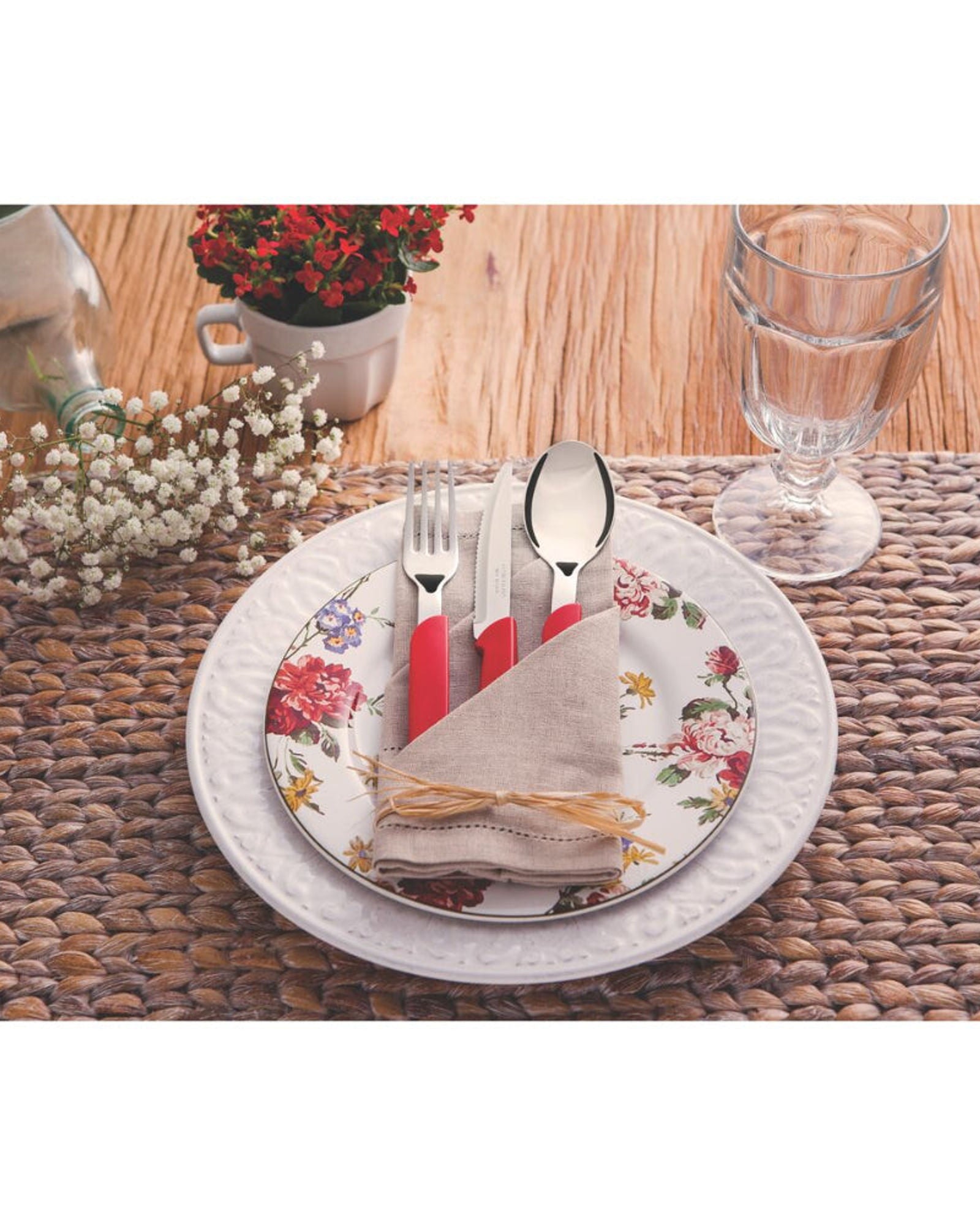 ترامونتينا منذ عام 1911، صنع في البرازيل، طقم أدوات مائدة ترامونتينا كارميل بشفرات من الفولاذ المقاوم للصدأ ومقابض من البولي بروبيلين بلون قرمزي متوسط، مجموعة من 24 قطعة