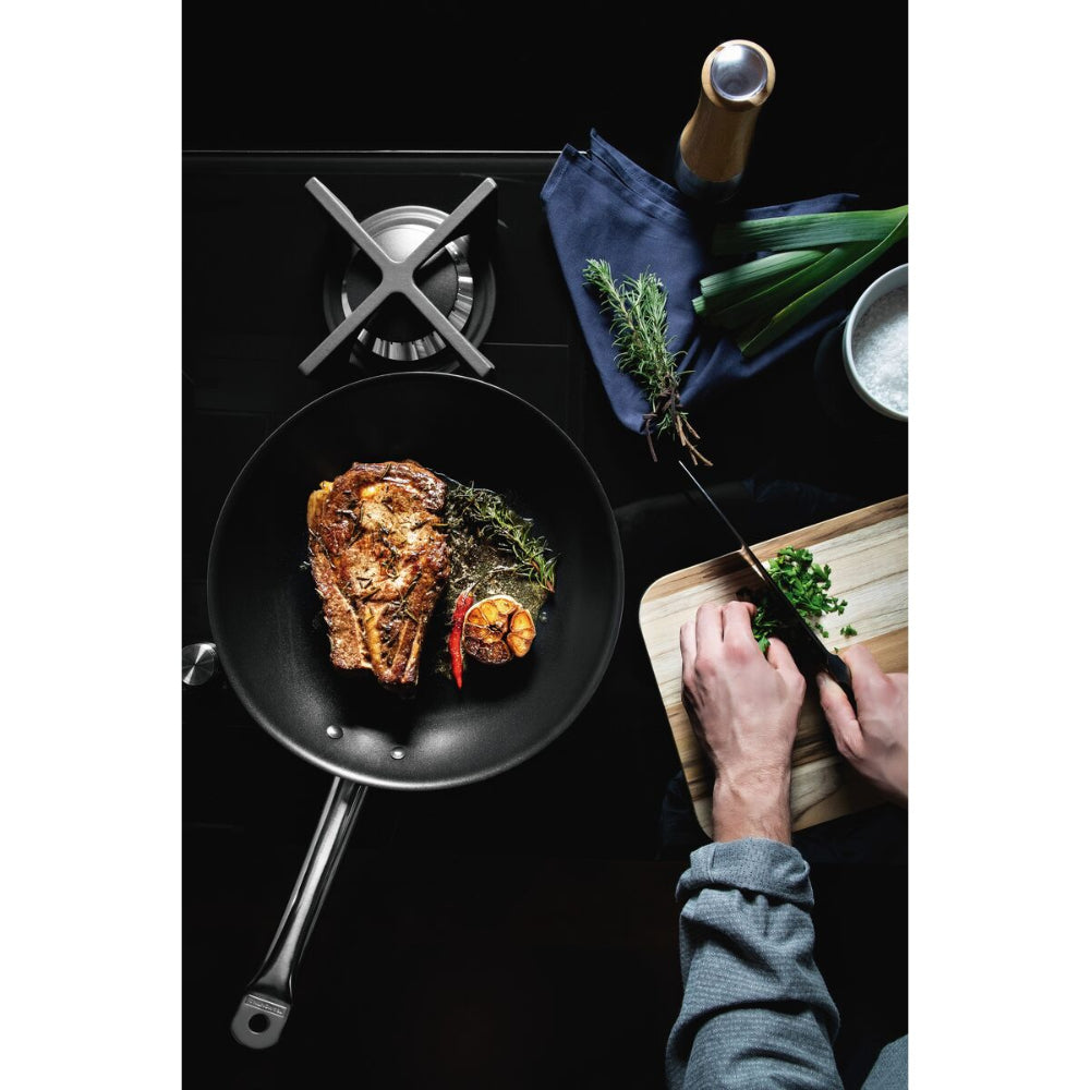 ترامونتينا منذ عام 1911، صنع في البرازيل. مقلاة ترامونتينا بروفيشنال 20 سم، 1.1 لتر، من الفولاذ المقاوم للصدأ، بمقبض طويل، وقاعدة ثلاثية الطبقات، وطلاء داخلي غير لاصق.