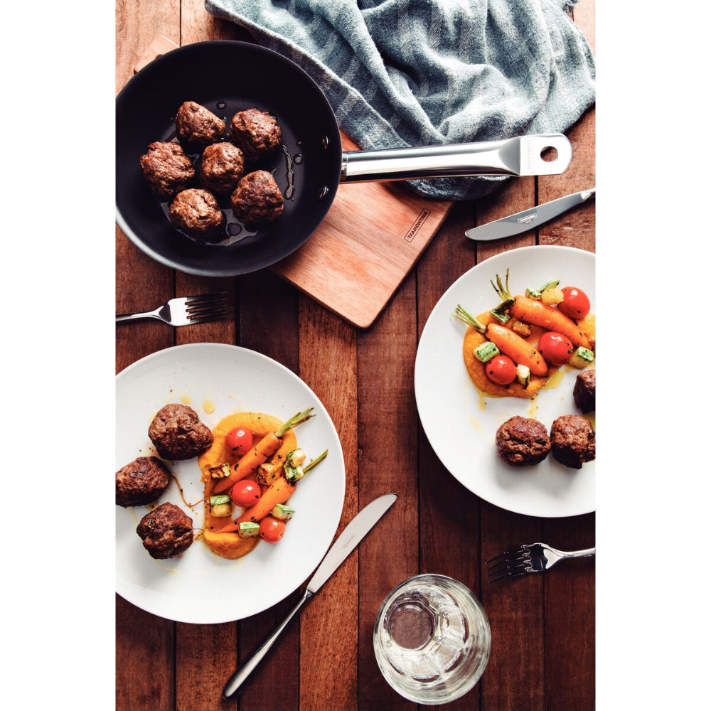 ترامونتينا منذ عام 1911، صنع في البرازيل. مقلاة ترامونتينا بروفيشنال 20 سم، 1.1 لتر، من الفولاذ المقاوم للصدأ، بمقبض طويل، وقاعدة ثلاثية الطبقات، وطلاء داخلي غير لاصق.