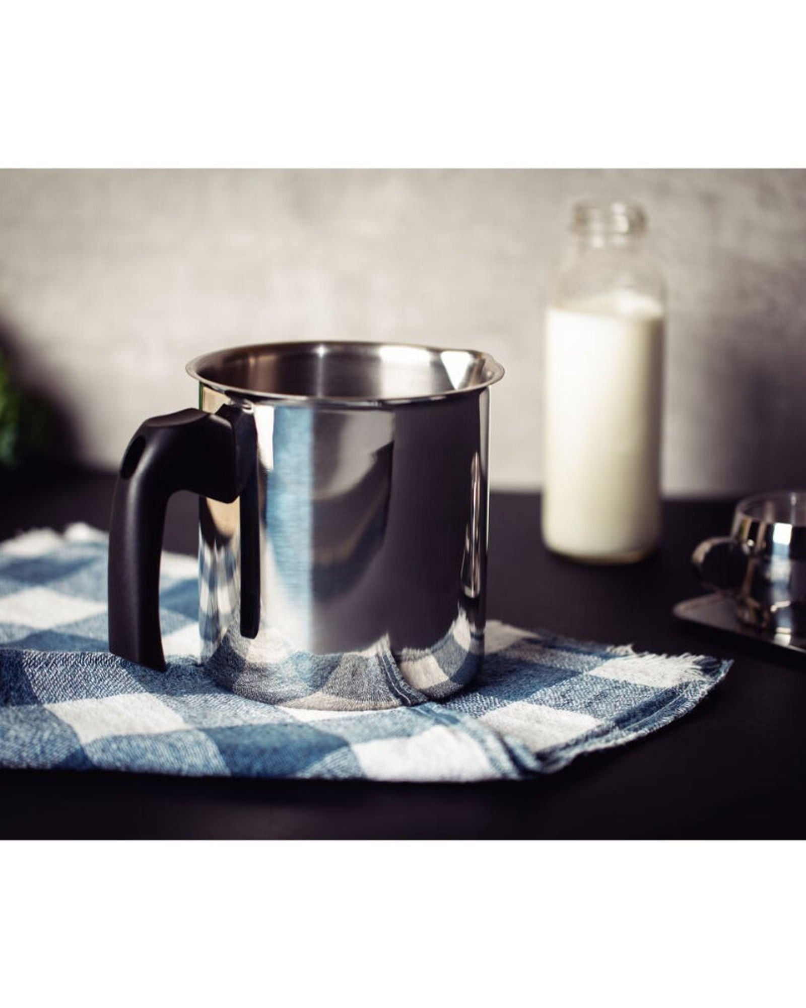 ترامونتينا منذ عام 1911، صنع في البرازيل، غلاية حليب ترامونتينا أليجرا من الفولاذ المقاوم للصدأ بمقبض من الباكليت، 12 سم، 1.4 لتر