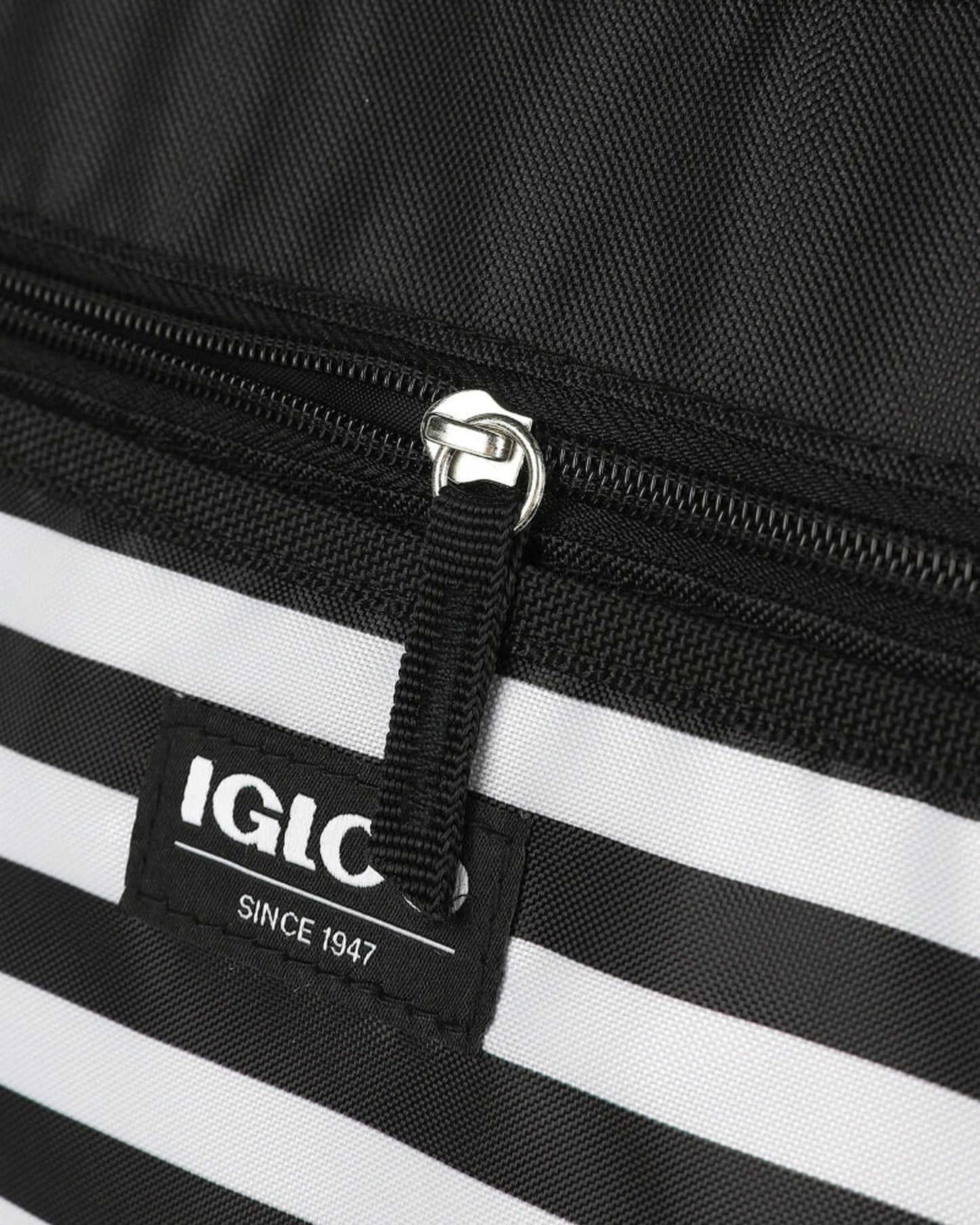 حقيبة تبريد كان إسينشال توت 00066266-Igloo-30 - مخططة باللونين الأسود والأبيض