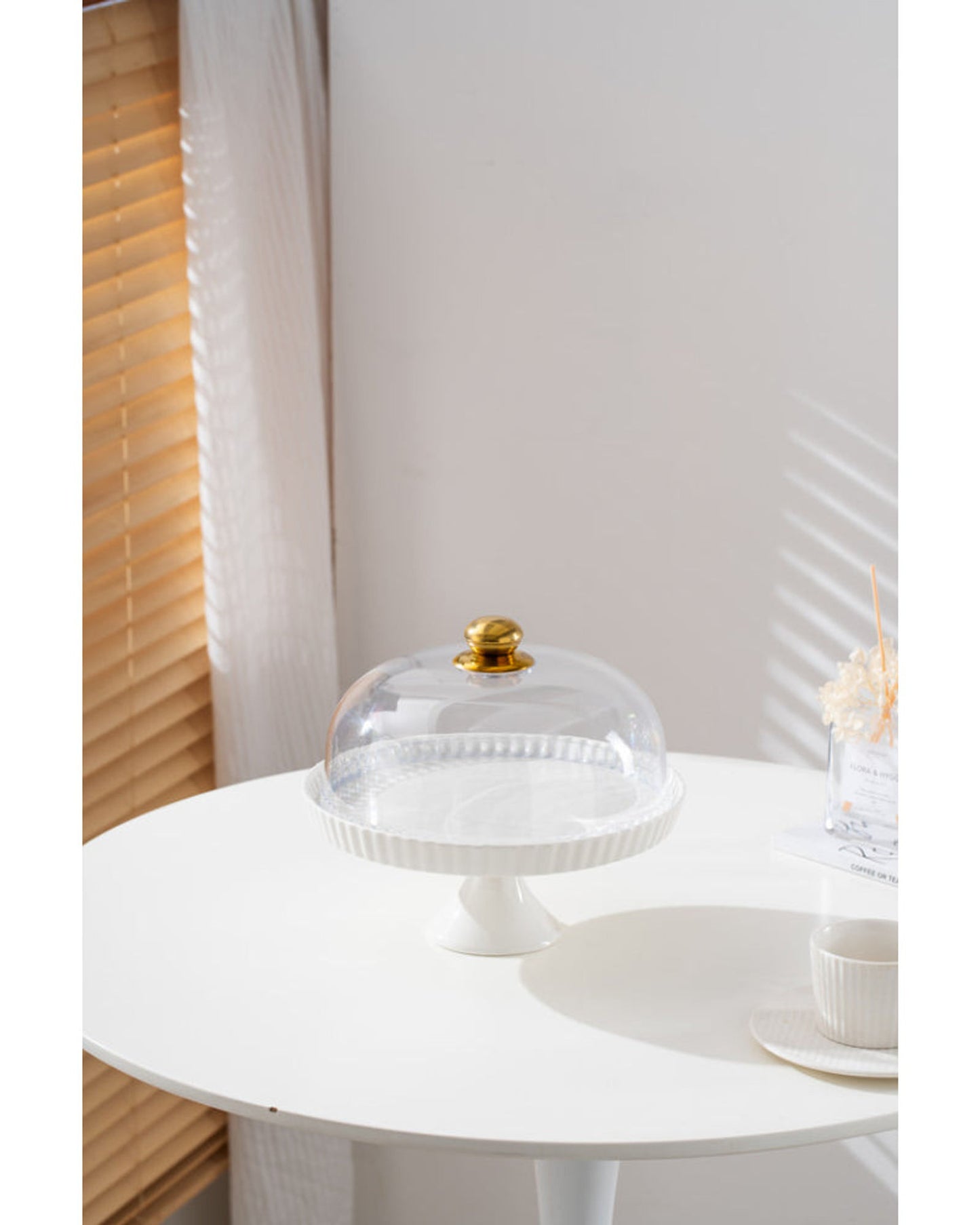 طبق كيك أبيض أنيق من البورسلين مقاس 27 سم مع غطاء بلاستيكي