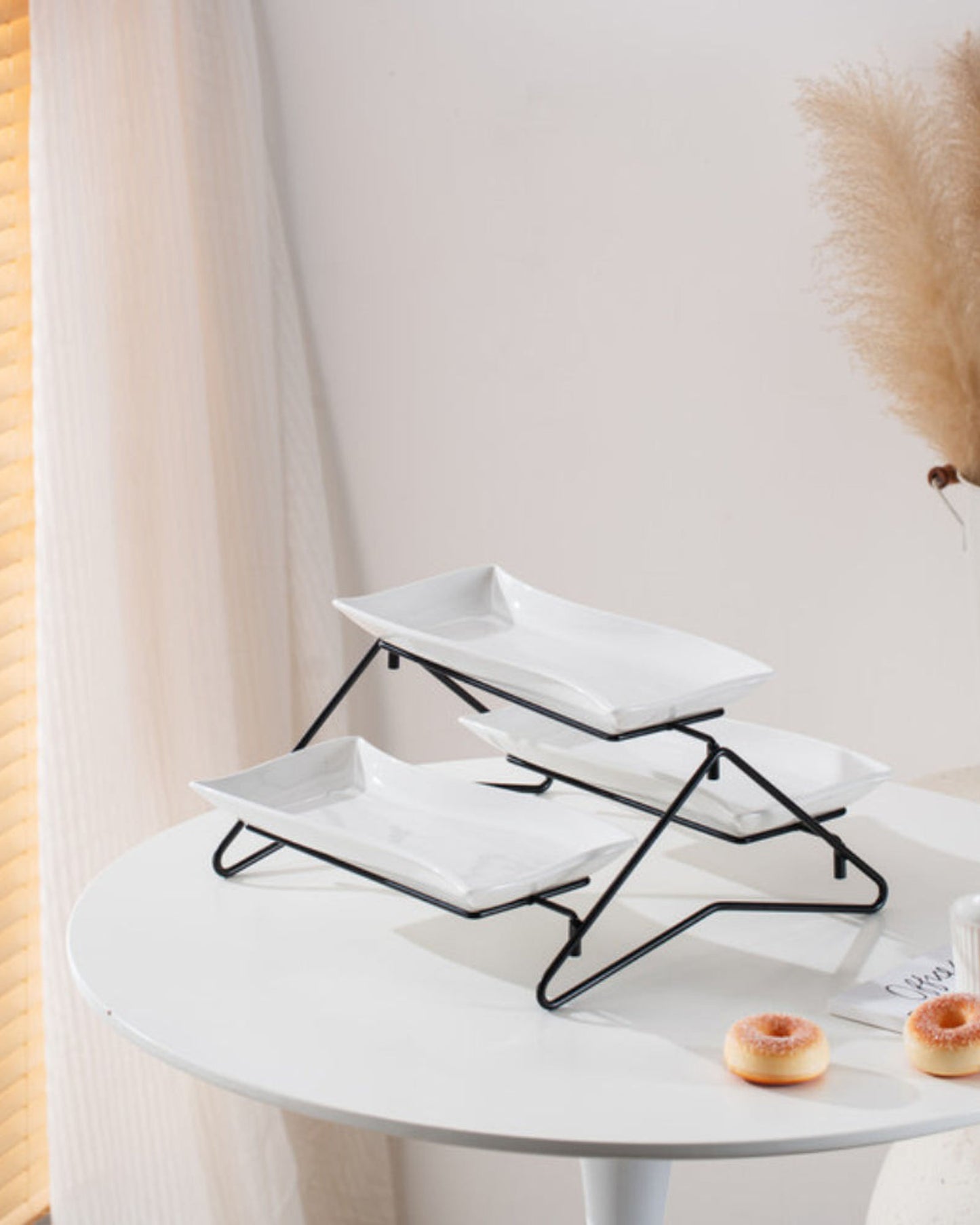 طبق بورسلين أنيق من شالو، مستطيل الشكل، أبيض اللون، مكون من طبقتين، مع حامل أسود