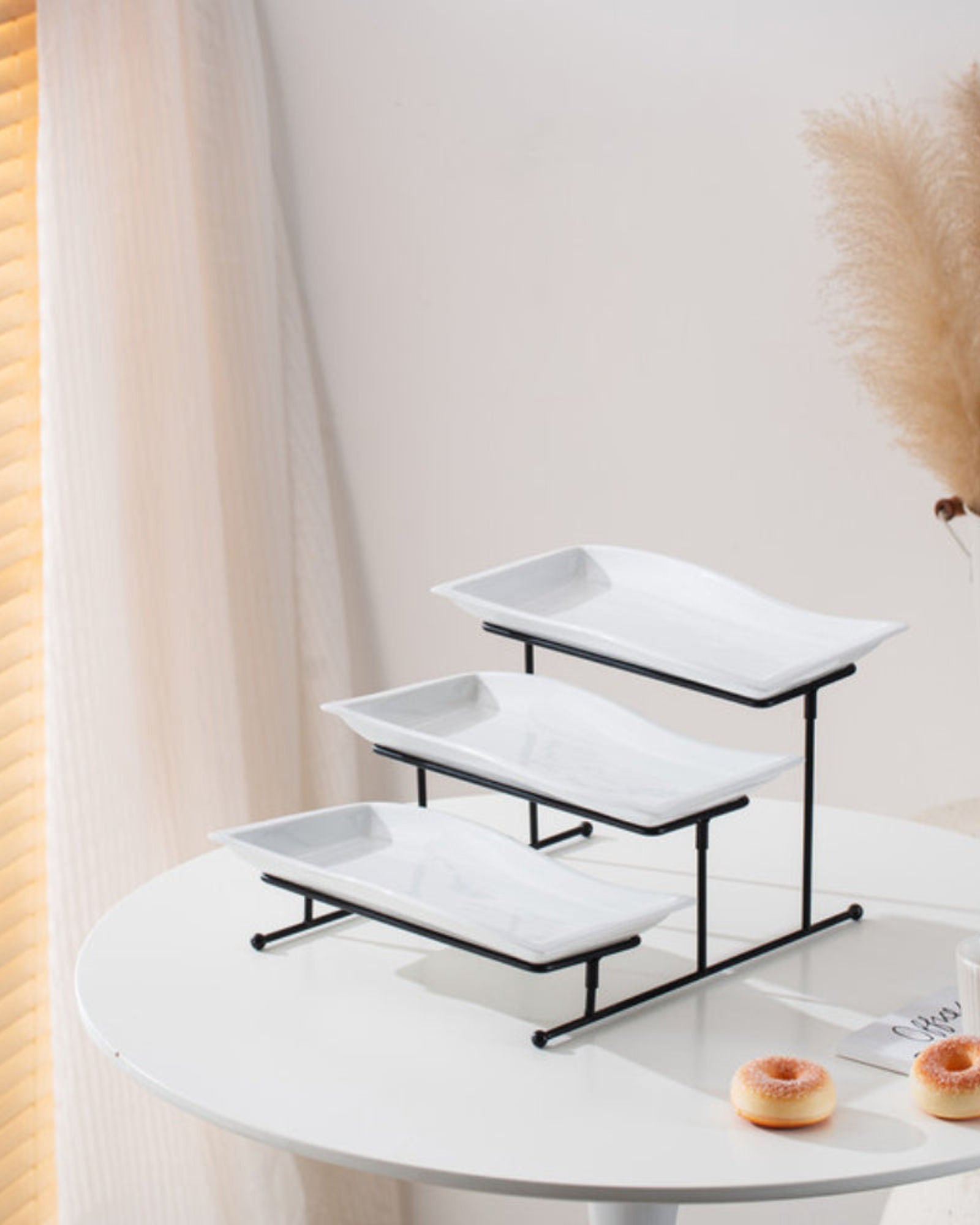 طبق بورسلين أنيق من شالو، مستطيل الشكل، أبيض، 33 سم، مع حامل أسود