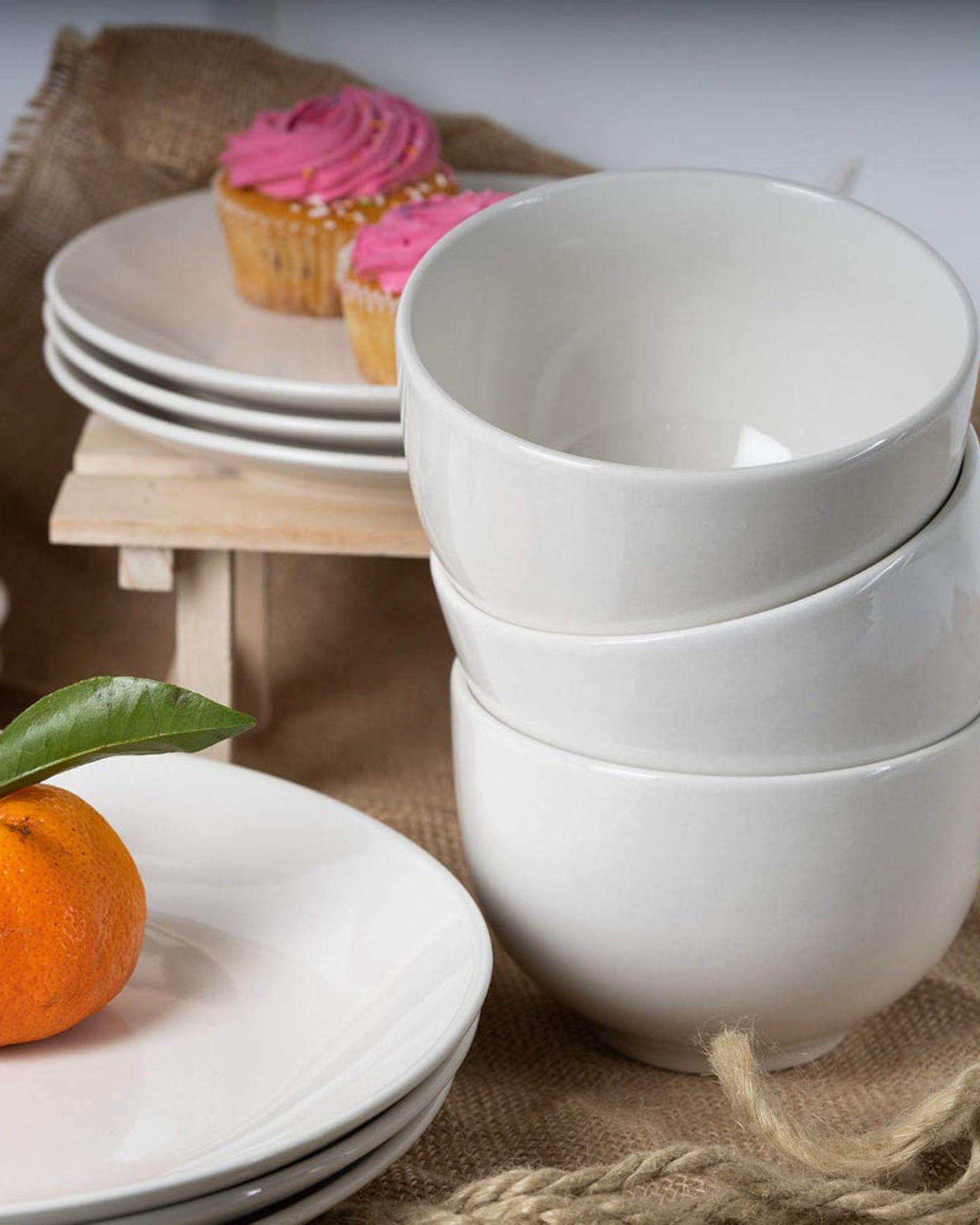 طقم عشاء إنسيا، 12 قطعة، طقم عشاء، طقم أواني طعام من البورسلين والسيراميك، طقم تقديم عشاء لأربعة أشخاص، طبق عشاء 26.7 سم، طبق جانبي 20.3 سم، أوعية 15.2 سم - أبيض